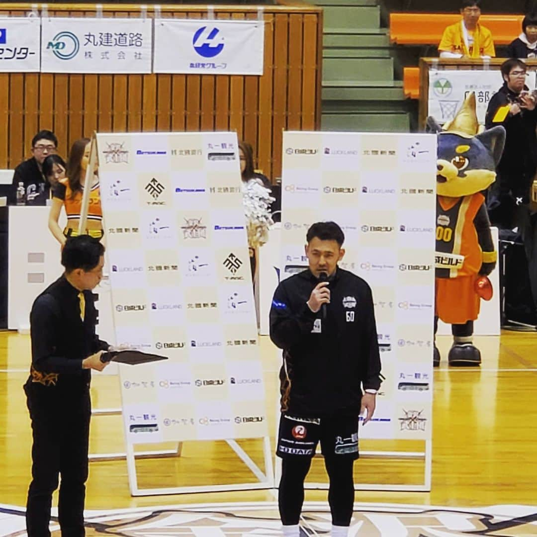 飯田嘉太さんのインスタグラム写真 - (飯田嘉太Instagram)「金沢武士団ホームゲーム🏀  七尾総合市民体育館へ🚗³₃ ･ ･ 先日特集を放送しましたのでご挨拶も☺️ ･ ･ ゲームは見事勝利👼 先週のアウェーに引き続き連勝✨ 今期勝利の瞬間を初めて目撃出来て良かった…👍 やっぱり勝ちゲームは会場の一体感や 緊張感があります👏 ･ ･ 明日は仕事で行けませんが連勝を期待‼ 出来れば得点を③桁に乗せて欲しい😆 ･ ･ 少し寒かったので🍢  #バスケットボール #basketball #金沢武士団 #ホームゲーム #七尾総合市民体育館 #飴谷ヘッドコーチの故郷 #連勝 #おめでとうございます #お疲れ様です #MVPは高田選手 #ライゾウ #可愛い #おでん #🍢 #石川テレビ #アナウンサー #飯田嘉太」2月15日 20時40分 - kabuto_iida