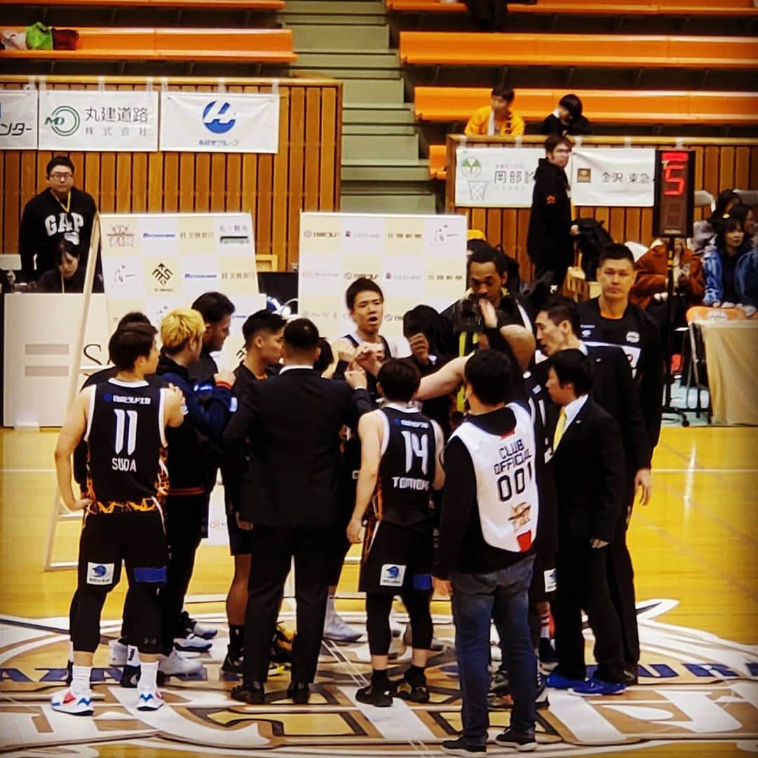 のインスタグラム：「金沢武士団ホームゲーム🏀  七尾総合市民体育館へ🚗³₃ ･ ･ 先日特集を放送しましたのでご挨拶も☺️ ･ ･ ゲームは見事勝利👼 先週のアウェーに引き続き連勝✨ 今期勝利の瞬間を初めて目撃出来て良かった…👍 やっぱり勝ちゲームは会場の一体感や 緊張感があります👏 ･ ･ 明日は仕事で行けませんが連勝を期待‼ 出来れば得点を③桁に乗せて欲しい😆 ･ ･ 少し寒かったので🍢  #バスケットボール #basketball #金沢武士団 #ホームゲーム #七尾総合市民体育館 #飴谷ヘッドコーチの故郷 #連勝 #おめでとうございます #お疲れ様です #MVPは高田選手 #ライゾウ #可愛い #おでん #🍢 #石川テレビ #アナウンサー #飯田嘉太」
