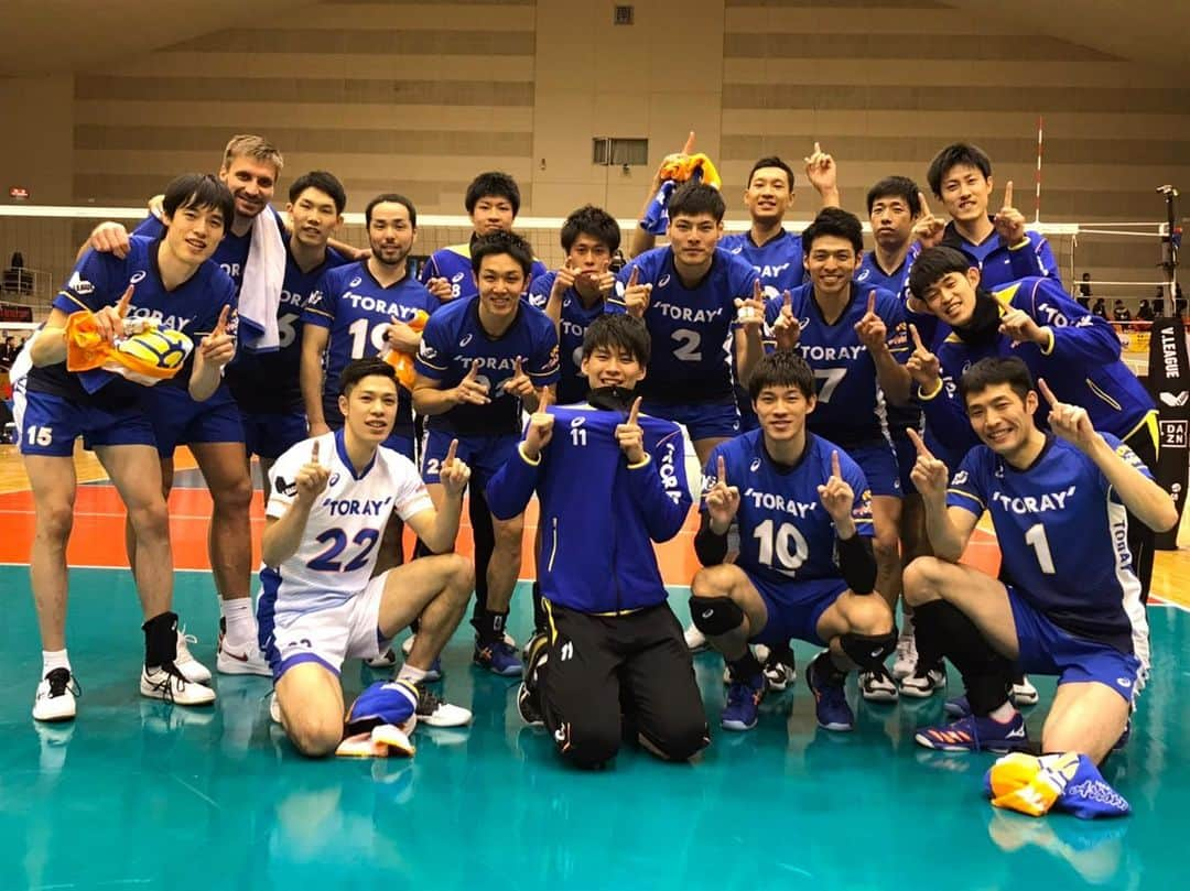 李博のインスタグラム：「11勝目！ 明日は今シーズンのVリーグ最後の試合になりますが 応援してくれる皆さんのためにチーム一丸となって最後まで全力でプレーします！  #東レアローズ #気迫 #粘り」