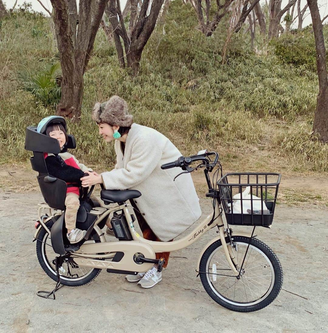 むらたさきさんのインスタグラム写真 - (むらたさきInstagram)「🚲🚲 ． 今月から、 ヤマハPASのアンバサダー #PASママ に 就任させていただきました🎊🙏😋 ． ． 子ども×荷物×坂道を スムーズに移動するとなると、 カゴ付きの電動自転車が便利やよなぁ🤔と “YAMAHA PAS Babby un SP” モデルを🚲✨ 💡 ． カラーバリエーションもたくさんあって迷ったけれど、 夫婦で共有出来るように、 駅の駐輪場などで自分の自転車を見つけやすいように (↑かなり重要ポイント！笑) マットカフェベージュを選びました🎨🐰 ． ． ハンドルに1歳から乗れるチャイルドチェアを付けられるそうなので、 まだ少し先だけれど、 三男も自転車デビューしたら ますます移動が快適になりそうやなぁ〜☺️✨ (ヤマハはうしろのシートも1歳〜OKだそう🥺💡) ． ． ． ． さっそく感じたよかった点は、 ． ⚫︎電動アシストのパワーが自動で調整される🏃‍♀️ ⚫︎1年間の製品保証と3年間の盗難保険がついている🙏👮‍♀️✨ ⚫︎チャイルドシートのベルトのロック部分がくたっとせずに立ち上がっている💡 (4枚目) ⚫︎鍵が後輪の横側ではなく、後方部分についている🔑 ． ． このアンバサダー期間に色んな機能を体感して、 電動自転車を検討中のママたちの 参考になる情報をお届け出来たらいいなぁと思います👍😉🚲✨ ． ． ． ． ． ． ． ． ． ． #3歳 #子育て #親子 #電動自転車 #電動アシスト自転車 #電動アシスト自転車デビュー #ヤマハパス #ヤマハ #バビーアン #がんばらなくていい自転車 #子供乗せ自転車 #yamahapas#pr#babbyun #YAMAHA」2月15日 20時55分 - muratasaki