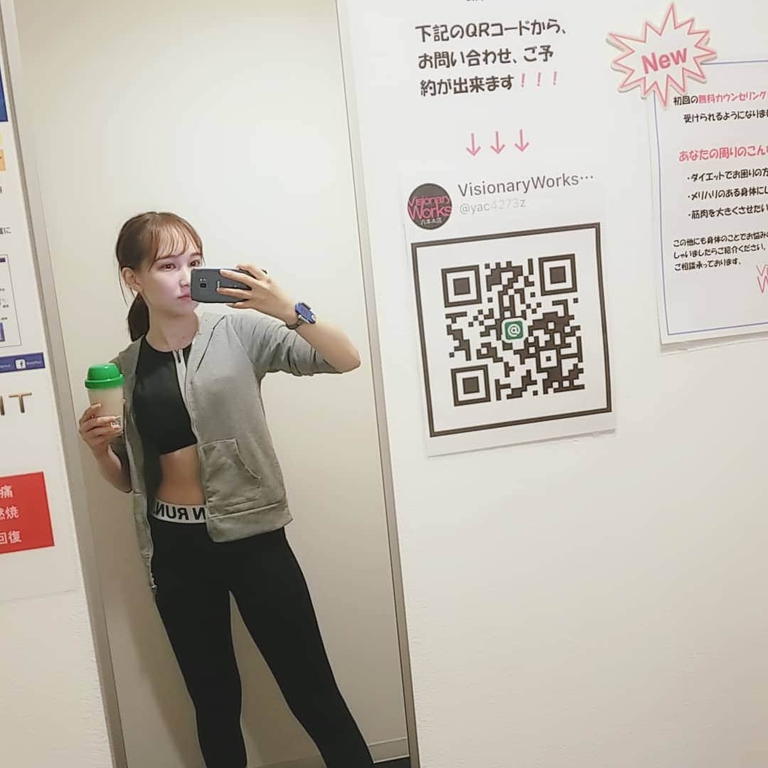 初美メアリのインスタグラム：「ふぁーー 今日のトレーニングはハードだった！ 頑張ったよぉ🥺 理想のbodyになれるように頑張るんだ✨ いつも @visionaryworks　六本木の 栗山さん @eiki_workout にお世話になってるよ！  今日はトレーニング中アミノ酸も頂いて頑張りました！ きつくて顔こんなかんじになりまして (三枚目)終わってから鏡を見たら シワシワになってました、、、w  終わってからは 森さん @mori_taku6 のプロテイン☺️ さて、しっかりトレーニングしたから しっかりごはんを食べて栄養補給しやきゃ！  #ボディメイク #トレーニング #パーソナル #パーソナルトレーニング #visionarworks #六本木 #ウェリナ #プロテイン #me #model」