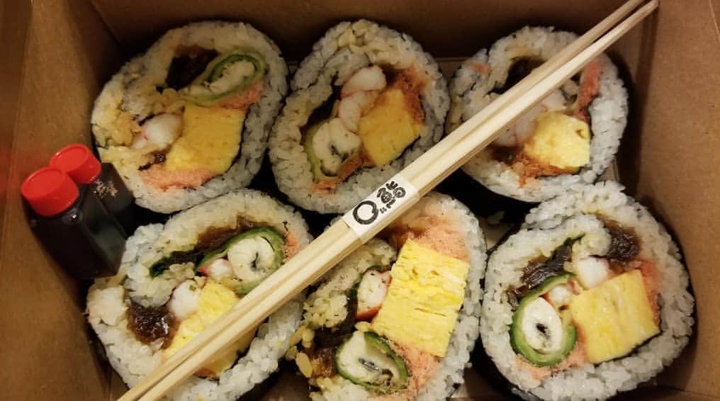 瀬川慶のインスタグラム：「I don't mind sushi on Valentine's Day at all.  世間はスイーツ一色のバレンタインでもアタクシ、しっかりガッツリ派 #happyvalentinesday #hawaii #aloha #sushi #marusushi #ハワイ　#アロハ #バレンタインデーでも　#そんなの関係ねぇ #まる寿司　#太巻き」