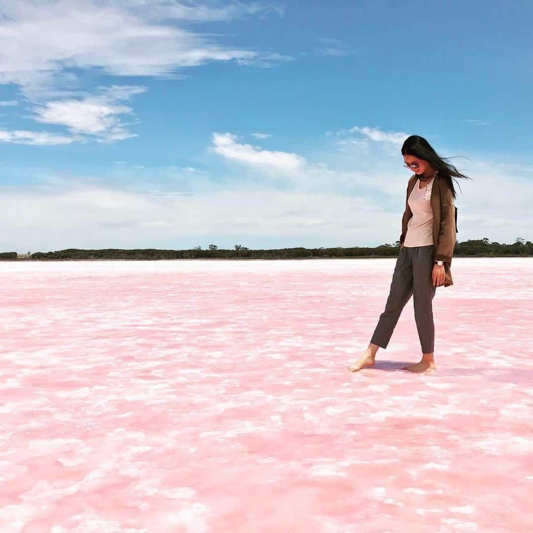 KKdayのインスタグラム：「Today's PICK UP!🇦🇺 📍ピンクの湖（Pink Lake Reserve）  オーストラリア各地にはピンクの湖がある⁈ こちらはまだまだ日本人には知られていない珍絶景スポット✨ 天気に恵まれると、空の青とのコントラストが 素敵なお写真が取れますよ♪ . 📷credit: @limin.mandyhuang 〈Thank you! ーーーーーーーーーーーーーーーーーーー . . #旅好きな人と繋がりたい #写真好きな人と繋がりたい #絶景　 #旅スタグラム #海外旅行 #旅好き #KKday #KKdayjapan  #KKdayカメラ部 #KKday_cameraclub #オーストラリア旅行 #オーストラリア #女子旅  #ピンクの湖 #ピンクレイク #PinkLake  #traveltheworld #travelgram #trip」