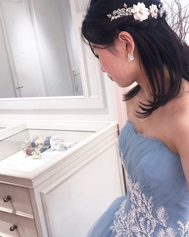 Dresses (ドレッシーズ)さんのインスタグラム写真 - (Dresses (ドレッシーズ)Instagram)「コーディネートのポイントや詳細は@dresses_weddingdressホーム画面URLへ。⠀⠀ 鮮やかなアクアカラーのオリジナルカラードレス✨⠀⠀⠀⠀⠀⠀⠀⠀⠀⠀ ドレスレンタル30％OFF！期間限定です！！⠀⠀ 詳細はDMにてお問い合わせください💌⠀⠀⠀⠀⠀ ----------------------------------------⠀⠀⠀⠀⠀⠀⠀ カラードレス:04-12058⠀⠀ ヘッドアクセサリー:05-8544,05-8545,05-8423⠀ こちらのドレスは⠀⠀⠀⠀⠀⠀⠀ @fiorebianca_wedding でお取り扱いのあるドレスです。⠀⠀⠀ ⠀⠀⠀ -----------------------------------------⠀⠀⠀⠀⠀⠀⠀ <お問い合わせ>⠀⠀⠀⠀⠀⠀⠀ 💌@dresses_weddingdress へDM⠀⠀⠀⠀⠀⠀⠀ 📞 0120-791-249⠀⠀⠀⠀⠀⠀⠀ ご試着予約やレンタル価格など、お気軽にお問い合わせください。⠀⠀⠀⠀⠀⠀⠀ -----------------------------------------⠀⠀⠀⠀⠀⠀⠀ その他のドレスは⠀⠀⠀⠀⠀⠀⠀ #fiorebianca_dresses よりご覧いただけます。⠀⠀⠀⠀⠀⠀⠀ プレ花&卒花さまの素敵なお写真をご紹介します✨⠀⠀⠀⠀⠀⠀⠀ 《 #ドレッシーズ花嫁 》を付けて、投稿してくださいね💐素敵だと思ったら、写真をダブルタップ✨⠀⠀ ⠀⠀⠀⠀⠀⠀⠀ *⠀⠀⠀⠀⠀⠀⠀ #ドレッシーズ#フィオーレビアンカ#ライトブルードレス#水色カラードレス#フェミニンドレス#チュールドレス#ニュアンスカラードレス#カラードレス#カラードレス迷子#運命のカラードレス#運命のドレス#ドレス#みんなのウェディング#ウェディングシューズ#寒色ドレス#寒色系ドレス#カラードレス水色#aラインドレス#アクアカラードレス#リーフモチーフドレス#ビーディングドレス」2月15日 21時01分 - dresses_weddings