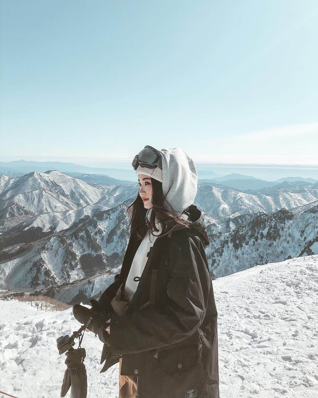 影山可蓮さんのインスタグラム写真 - (影山可蓮Instagram)「・ ・ #winterseason ❄️ ・ ・ 山のてっぺんの絶景〜🗻 @ 新潟　 めっちゃいい天気で最高やった思い出写真📷 あと何回行けるかなぁ〜🏂❄️ ・ ・ ・ #snowboard #winter  #snow #snowboading #ride #karen_snowboard #wintersport #instagram  #スノーボード #ボード #ウィンタースポーツ #スノーボード女子 #スノーボードウェア #ボード女子」2月15日 21時14分 - karenoutfits