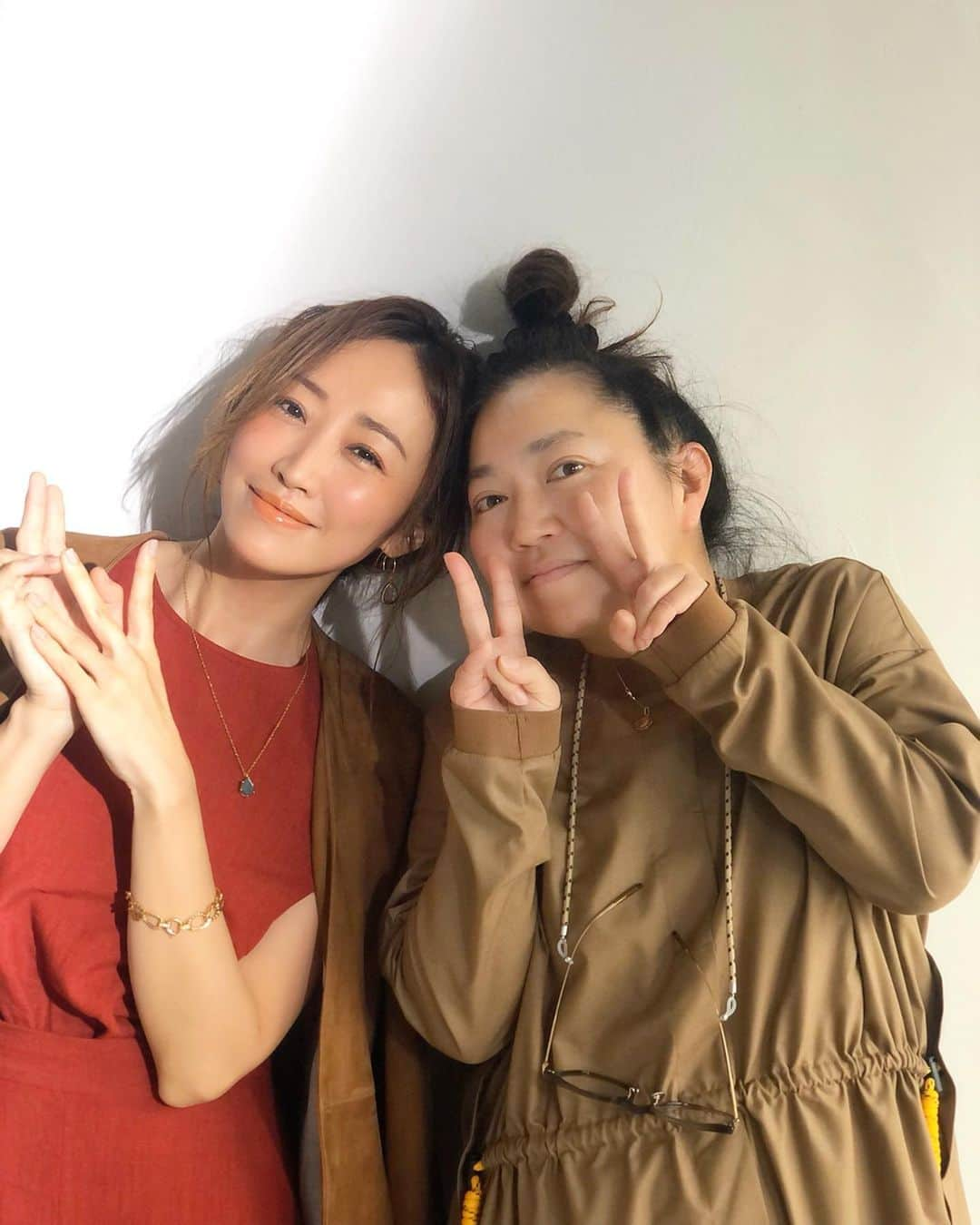 神崎恵さんのインスタグラム写真 - (神崎恵Instagram)「今日の撮影。ヘアメイクをしてくださった木部さん　@kibeburu  お会いできた🤍 素敵なヘアメイクをたくさんしていただきました。 木部さんメイク、かわいいんだぁ😍 お肌もつやつやに仕上げていただきました。 お人柄にも惚れたぁぁぁ🤍 #ヘアメイク #ヘアもかわいい」2月15日 21時14分 - megumi_kanzaki