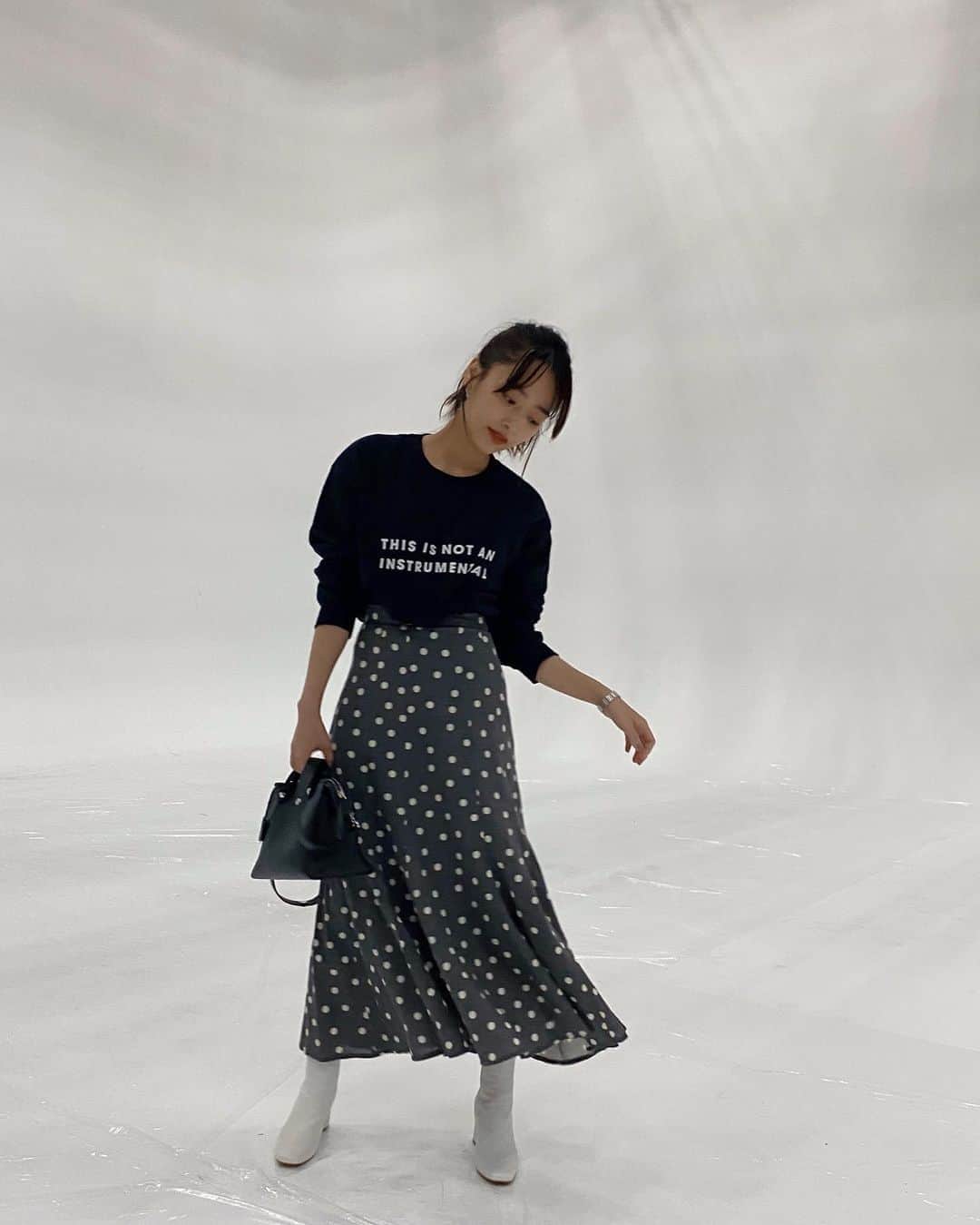 近藤千尋のインスタグラム：「休日いかがお過ごしですか☺️ 展示会でオーダーした ドットのスカートが届きました😍💕 フレアの形が好きだな😘  #titivate #ティティベイト #titivatestyle #リネン混ドット柄フレアロングスカート #ママコーデ #プチプラ」