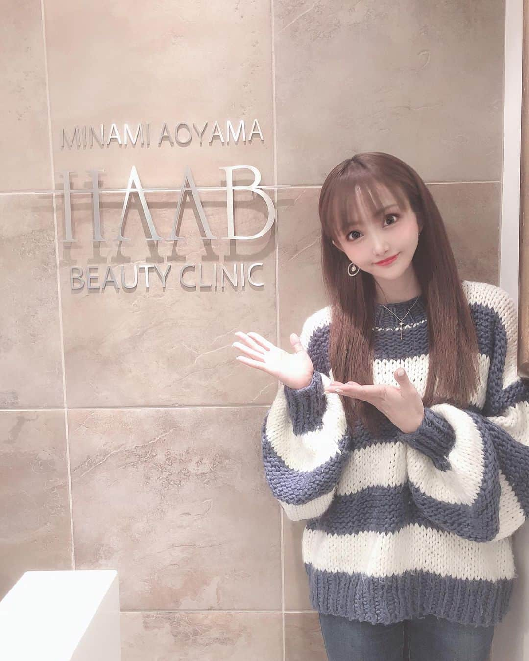 宇佐美あいりさんのインスタグラム写真 - (宇佐美あいりInstagram)「やぽ♡昨日　@haab_official へずっと気になってた話題のHIFEを初めてしてきました☺️💓痛いのかなと思ってたんだけど全然痛くなくてリフトアップが即実感出来てフェイスラインがスッキリ✨最近太ってきてまたまん丸顔だったから嬉しい♡これから2〜3ヶ月後に効果がどんどん見られるみたいなので楽しみ😆❣️あとプロリフトと美容液を自分へのご褒美に誕生日プレゼント🎁で買っちゃった🥺💕ずっと欲しくてみなみちゃんのおススメでめっちゃ乾燥肌のあいりんには神すぎ☺️haabさんは毎日通いたくなる♬  男性はの方💁‍♂️ @haab_homme  名古屋、大阪💁‍♀️ @haab_nagoya @wclinic_haabdream  #haab#美容クリニック#hife#リフト#超音波#小顔#医療#小顔ハイフ#ハイフ#アンチエイジング#効果#プロリフト#repair#テラスキンラインリペア#美容#肌#田中みな実#love#理想#美容液#水分美容液#ヒアルロン酸#乾燥肌#乾燥肌対策#コスメ#化粧品#ご褒美#美意識#followme#南青山」2月15日 21時08分 - airi.usami_official