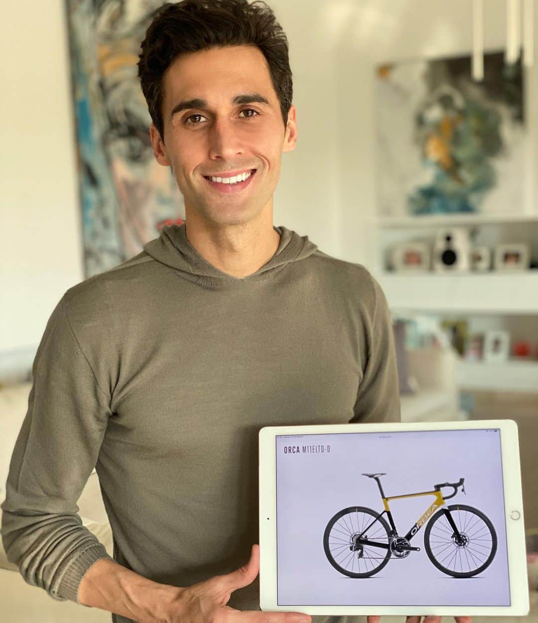 アルバロ・アルベロアのインスタグラム：「¡Vuelve el #OrbeaInstagramChallenge! ! ¿Quieres crear y ganar la bici de tus sueños?  1. 💻: Vete a MyO en la web de Orbea. 2. 👩🎨👨🎨: Saca el lado creativo. 3. 🔻: Descarga tu diseño. 4. 🌈: Compártelo en la plataforma #OrbeaInstagramChallenges generada para la ocasión. 5. 🙏: Reza porque tu diseño le guste a alguna de las 4 personas del jurado. Suerte.  Tienes hasta el 20 de febrero para compartir tu diseño. Las 16 bicis serán elegidas por un jurado multidisciplinar asociado a Orbea que anunciaran en los próximos días. ¿Jugamos? ¡Yo ya he creado la mía!  #MyOrbea #Orbea #orbeainstagramchallenge3」