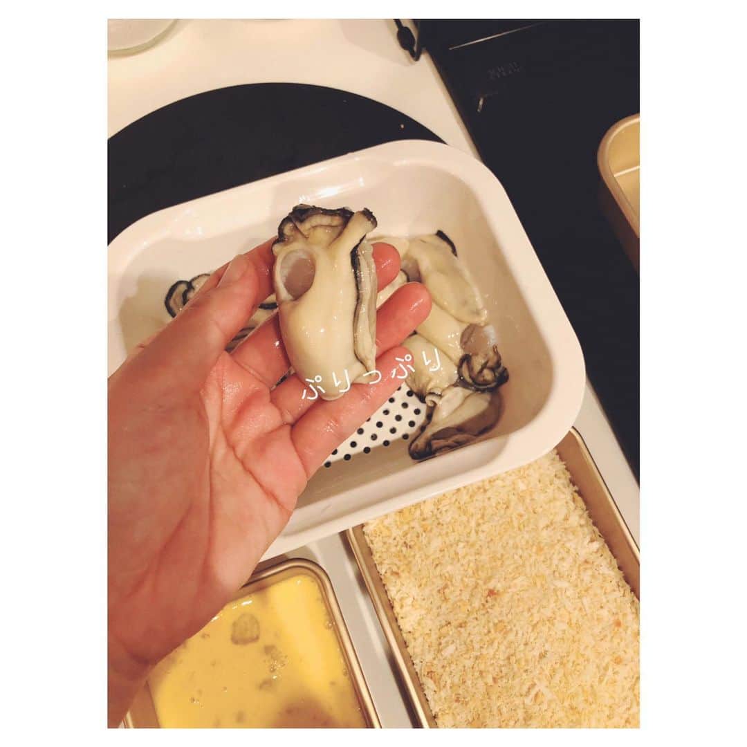 笹峯愛さんのインスタグラム写真 - (笹峯愛Instagram)「2020.2.15 バレンタインの品物送りましたぁ❤︎と 和歌山のお母さんからご馳走が。  まさかの牡蠣が届きました。  めちゃくちゃ、肉厚でぷりぷりしてます。  どうやって食べようか迷いましたが カキフライにする事に。  でも、デデ様の仰せで 餃子を焼く事になりまして フライにする気力が失せましたの。  そこで、これまで 油で揚げた方が美味いさ！と オーブンレンジのノンフライ機能を使わずに来た私。  ここが偏見を取り除くタイミングやと思いまして やってみました。  オーブンレンジでカキフライ。  美味いやないかーい！！ ちょうど良いサクサク加減。 中もふっくら。 何より、時間が経ってもベチャベチャにならない。  いやぁ、凄いね。 感動。  ひとつ思うところは 料理集に無かったので「お手軽鮭フライ」でやってみたのですが これ、オーブン使用なんだけどハイブリッド使用とどう違うのか…と思いつつ。  ハイブリッド使用も、いずれやってみようと思います。  そんな事を思いながら カキフライを味わうのは私だけで デデ様は餃子食べてるんだけどさ。  ベチャベチャにならないから 帰宅後に食べるであろう パパも満足すると思います。」2月15日 21時11分 - mineco.m