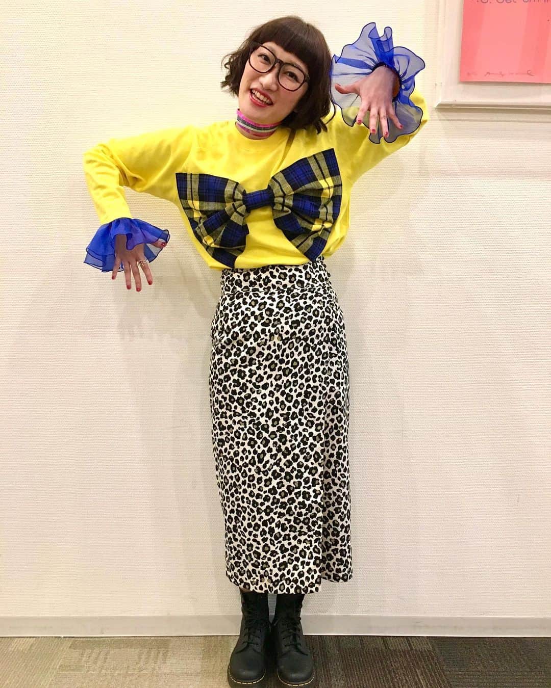 のインスタグラム：「可愛い袖を見せたくてポーズ📸この前の　　@microwavehk  のpop-upでゲットしたお気に入り👚メイク落とし途中の　#おばたのお兄さん  と。ずーーっと派手好きで色好きで柄が好きだぁ🐶🐔🐵🦹‍♀️👩‍🎤🧑‍🎤💜❤️💙💚🧡 ・ #microwavehk  #スパイク #吉本坂46 #フォロワー増やしたい  #派手服大好き」