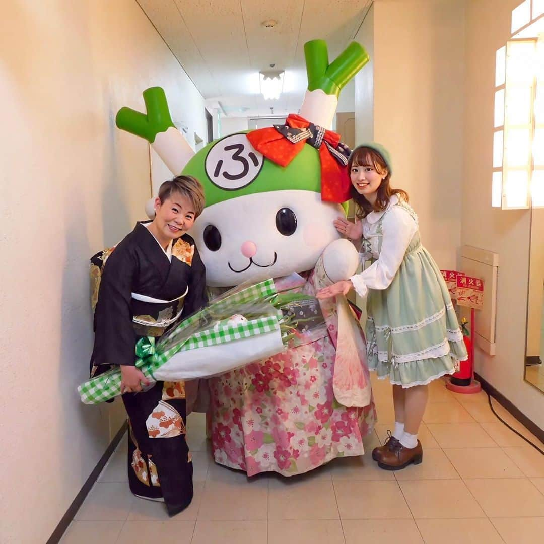 ふっかちゃんさんのインスタグラム写真 - (ふっかちゃんInstagram)「にょ、にょ〜！ 今日は、ふっかちゃんとふわりちゃんで #島津亜矢 コンサート2020 #歌怪獣襲来ツアー へ サプライズ出演してきたよ〜Y(o≧ω≦o)Yにゃはっ☆  亜矢さんの素敵な着物に合わせて、 ふっかちゃんもおめかししたんだぁY(*´ω｀*)Y♡  そして、深谷駅のメロディにもなっている 「おねぎのマーチ」実は、この曲を歌っているのは 亜矢さんなんだよぉY(o0ω0o)Yみんな知ってた〜？ 今日は生歌が聞けて超うれしす☆Y(o≧ω≦o)Y  ふっかちゃんとふわりちゃんから 「おねぎらい」の気持ちを込めて… ほれっ！！Y(つo0ω0o)Yつ深谷ねぎ束☆  素敵なコンサートをありがと〜Y(o0ω0o)Y 亜矢さん、また深谷へ遊びに来てねぇ♪ #ふっかちゃん #ふわりちゃん #深谷市 #深谷駅 #おねぎのマーチ #歌怪獣 #コンサート #着物 #おねぎらい」2月15日 21時12分 - fukkachan628