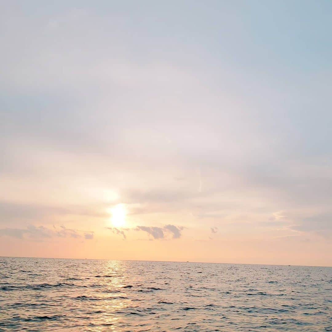 鈴木拓さんのインスタグラム写真 - (鈴木拓Instagram)「The sunset is beautiful. 夕陽が綺麗だ。  Sagami Bay in Japan. 相模湾。  #hobieIsland #hobiekayak #japan」2月15日 21時20分 - suzukitaku.drunkdoragon