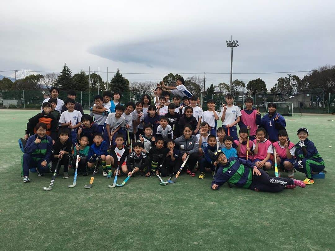 及川栞さんのインスタグラム写真 - (及川栞Instagram)「. HOCKEY CLINIC in 静岡🗻🌈 雨の予報だったのに子供達が数日前からてるてる坊主を作ってくれたおかげで富士山が見えるほどの晴天🌞 年代別で３セッションの講師をしてきました。 出来るようになりたい！ってしっかり考えながら積極的に取り組む子供達の姿を見て私こそいい刺激を受けました🏑 清水町の方々、静岡県のホッケー関係者の方々前日からたくさんのおもてなしありがとうございました❤️! そして、子供達からのたくさんの手作りバレンタイン🥺 本当にありがとう❤️❤️❤️ #clinicday#spiceday#stepbystep#smile#enjoy#seeyounexttime#cutie」2月15日 21時24分 - shihori.3