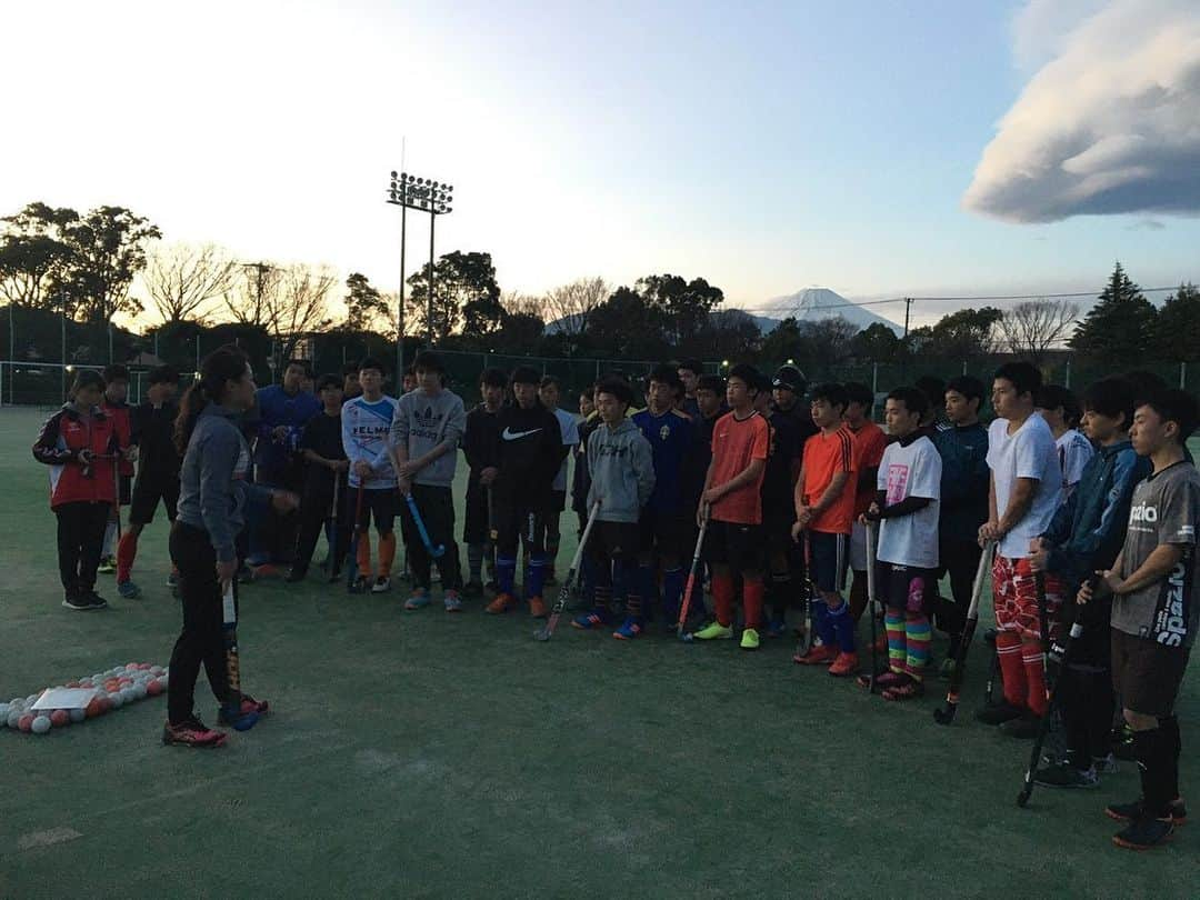 及川栞さんのインスタグラム写真 - (及川栞Instagram)「. HOCKEY CLINIC in 静岡🗻🌈 雨の予報だったのに子供達が数日前からてるてる坊主を作ってくれたおかげで富士山が見えるほどの晴天🌞 年代別で３セッションの講師をしてきました。 出来るようになりたい！ってしっかり考えながら積極的に取り組む子供達の姿を見て私こそいい刺激を受けました🏑 清水町の方々、静岡県のホッケー関係者の方々前日からたくさんのおもてなしありがとうございました❤️! そして、子供達からのたくさんの手作りバレンタイン🥺 本当にありがとう❤️❤️❤️ #clinicday#spiceday#stepbystep#smile#enjoy#seeyounexttime#cutie」2月15日 21時24分 - shihori.3