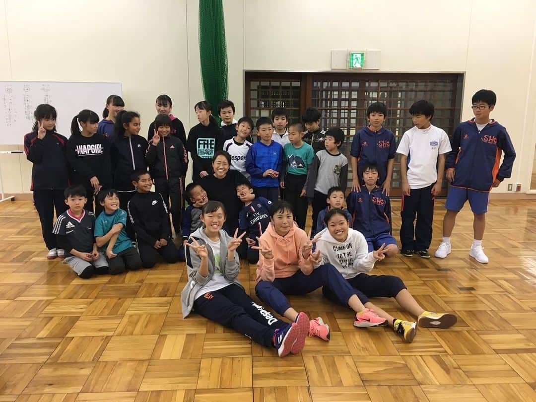 及川栞さんのインスタグラム写真 - (及川栞Instagram)「. HOCKEY CLINIC in 静岡🗻🌈 雨の予報だったのに子供達が数日前からてるてる坊主を作ってくれたおかげで富士山が見えるほどの晴天🌞 年代別で３セッションの講師をしてきました。 出来るようになりたい！ってしっかり考えながら積極的に取り組む子供達の姿を見て私こそいい刺激を受けました🏑 清水町の方々、静岡県のホッケー関係者の方々前日からたくさんのおもてなしありがとうございました❤️! そして、子供達からのたくさんの手作りバレンタイン🥺 本当にありがとう❤️❤️❤️ #clinicday#spiceday#stepbystep#smile#enjoy#seeyounexttime#cutie」2月15日 21時24分 - shihori.3