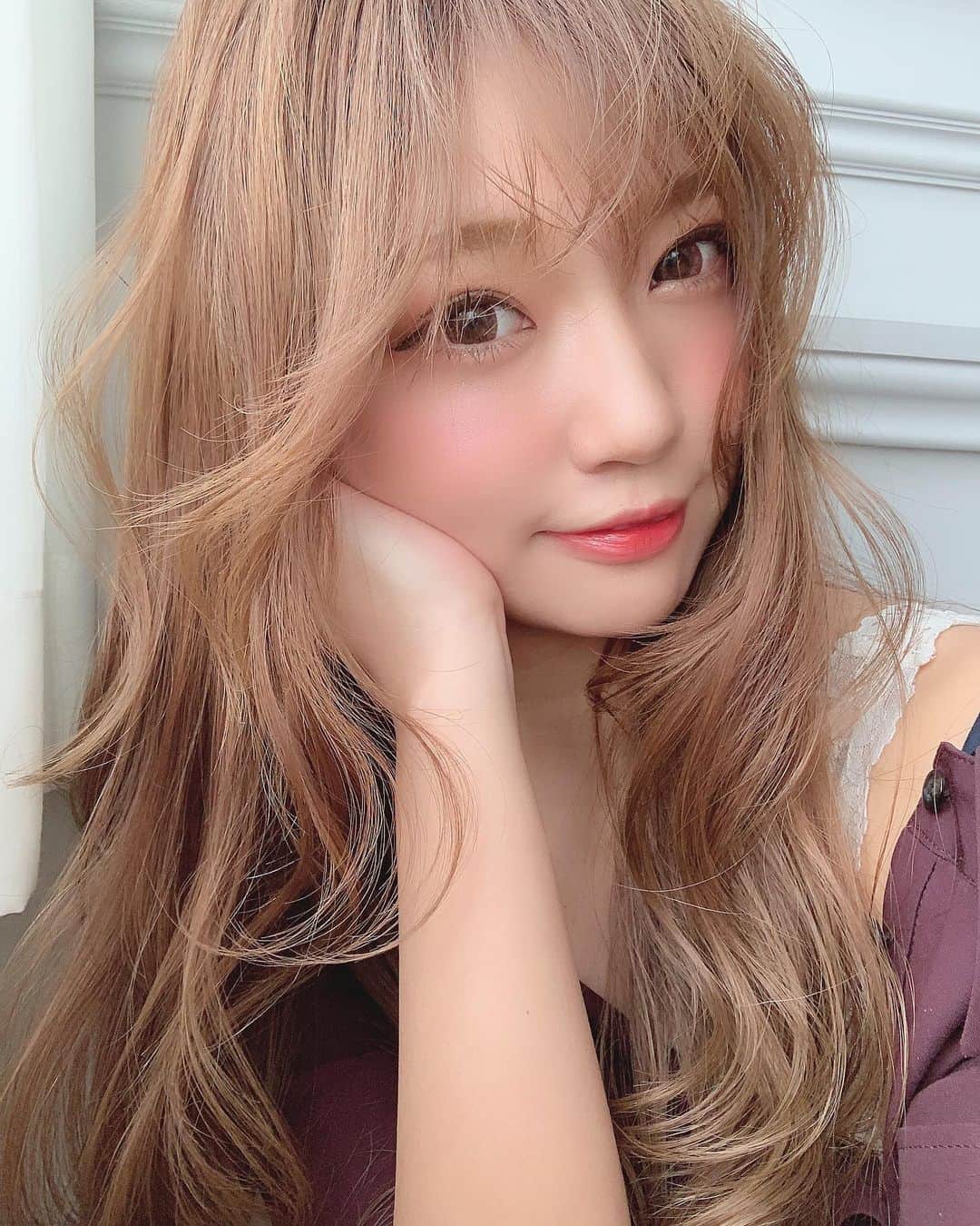 いっちゃん/嶋津 いつみのインスタグラム：「. . 腫れてる顎を隠してるポーズ👋🏻w . . . . 今日は楽しみにしてた 新しい美顔スチーマーが届いたから 今から美容TIME⏱💓 . . . . 花粉が飛び出したから 肌が敏感になってきてて お手入れするモチベ下がってきてたけど 新しいアイテムのおかげで頑張れそー💪🏻😚💨 . . . . . #関西  #関西サロモ  #サロンモデル #サロモ #いっちゃん  #フリーモデル #関西モデル  #あざといっちゃん #かわいっちゃん #いっちゃんコーデ #ブライダルモデル #アレンジモデル #ヘアカラー  #ヘアアレンジ  #ロングヘア #スーパーロング」