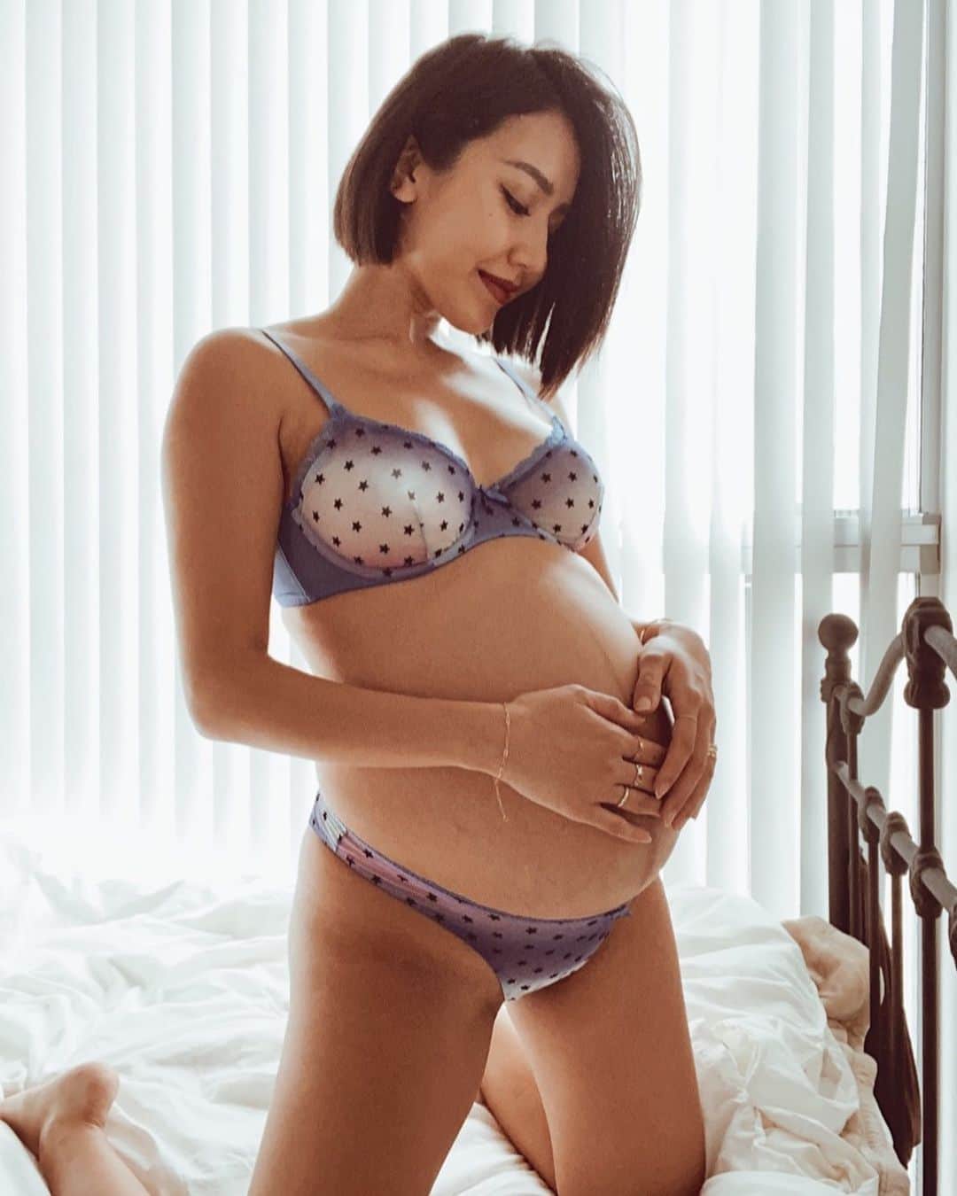 加藤澪さんのインスタグラム写真 - (加藤澪Instagram)「Savage X Fenty 💜 @savagexfenty  This brand’s lingeries suits any kind of woman. For example, the pregnant women like me🤰🏽💜👶🏽 . 私がアンバサダーをしている、リアーナが手がけるSavage X Fentyから新作ランジェリーが届きました💜 ここのブランドは普段xsのサイズを着ているけど、妊婦期間はMサイズでぴったり！ このブランドの下着はどんな体型の女性にも合うから、とても大好き。 日本ではまだあまり浸透していないかもしれないから、これを見てくれた人は是非チェックしてみてください💜 . #savagexirl #savagexambassador #savagexfenty」2月15日 21時25分 - miokato3306