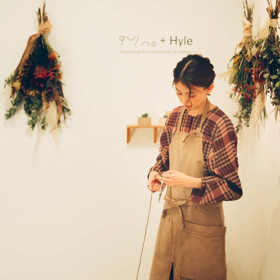 木野園子のインスタグラム：「qui no  @kinosonoko +Hyle @hyletokyoの展示も長いようであっという間に明日最終日を迎えます🌹 とても嬉しいことにたくさんの方にお越しいただいてご覧いただき、ずっと不安だったワークショップも何とか無事にそして展示販売していたスワッグたちも素敵な場所へと旅立ちました。残りあと1点とオーダーにて受け付けています✨ 最終日No. @no.tokyo にてお待ちしてます🐰🐻 #quino #キノ #flower  #flowers #flowerstagram #flowerlesson #flowershop #お花 #花  #お花屋さん #木野園子のお花のお仕事 #arrangement #flowerarrangement #アレンジメント #アレンジメントフラワー #flowerart #swag #スワッグ #Hyle #ヒュレー #コーヒー染め #MARUTO #No.」