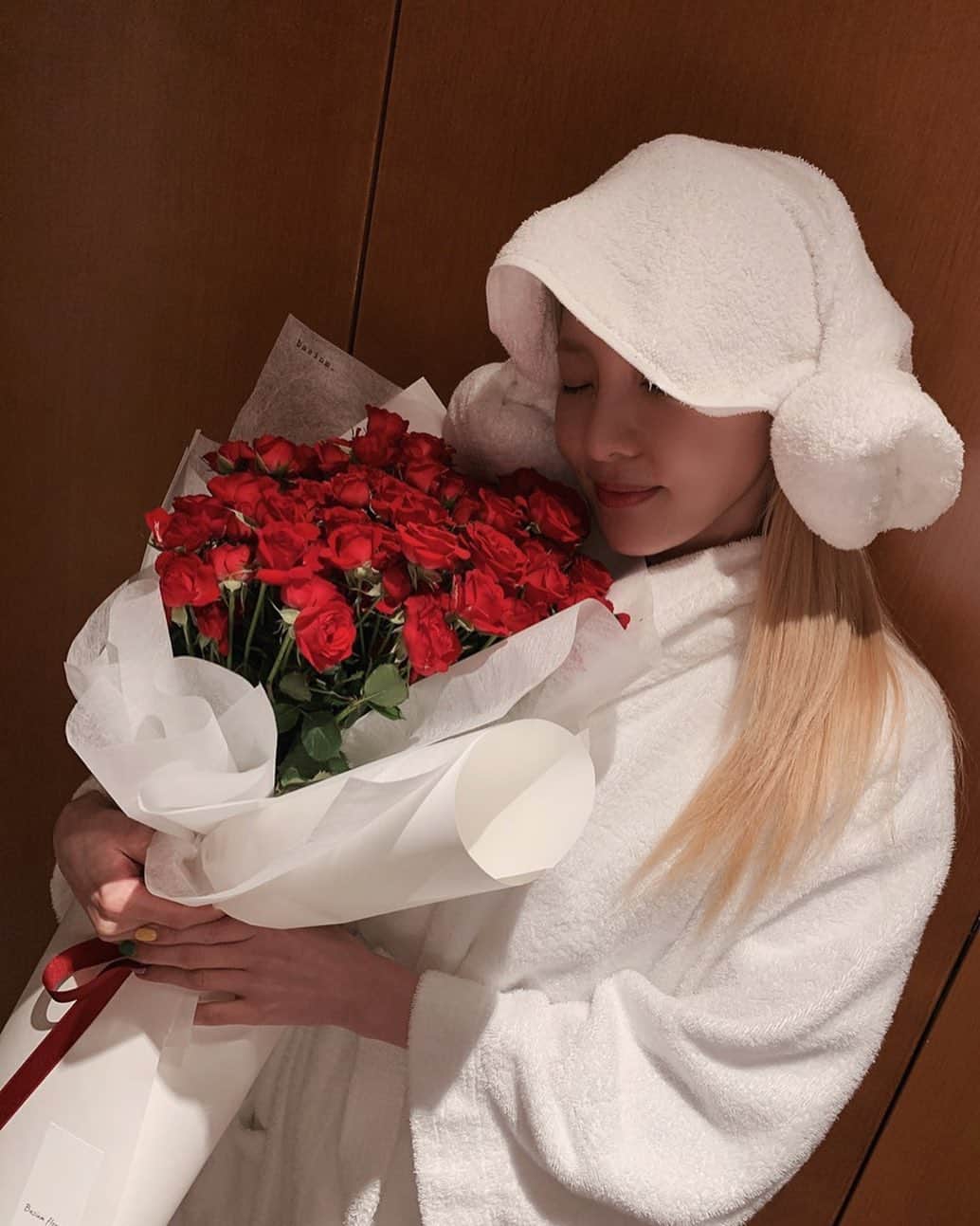 ダラ さんのインスタグラム写真 - (ダラ Instagram)「Valentine’s day Expectation 😚🌹❤️ #happyvalentinesday2020 #남의꽃🌹잠깐빌림ㅋㅋ #notmine🤣」2月15日 21時32分 - daraxxi