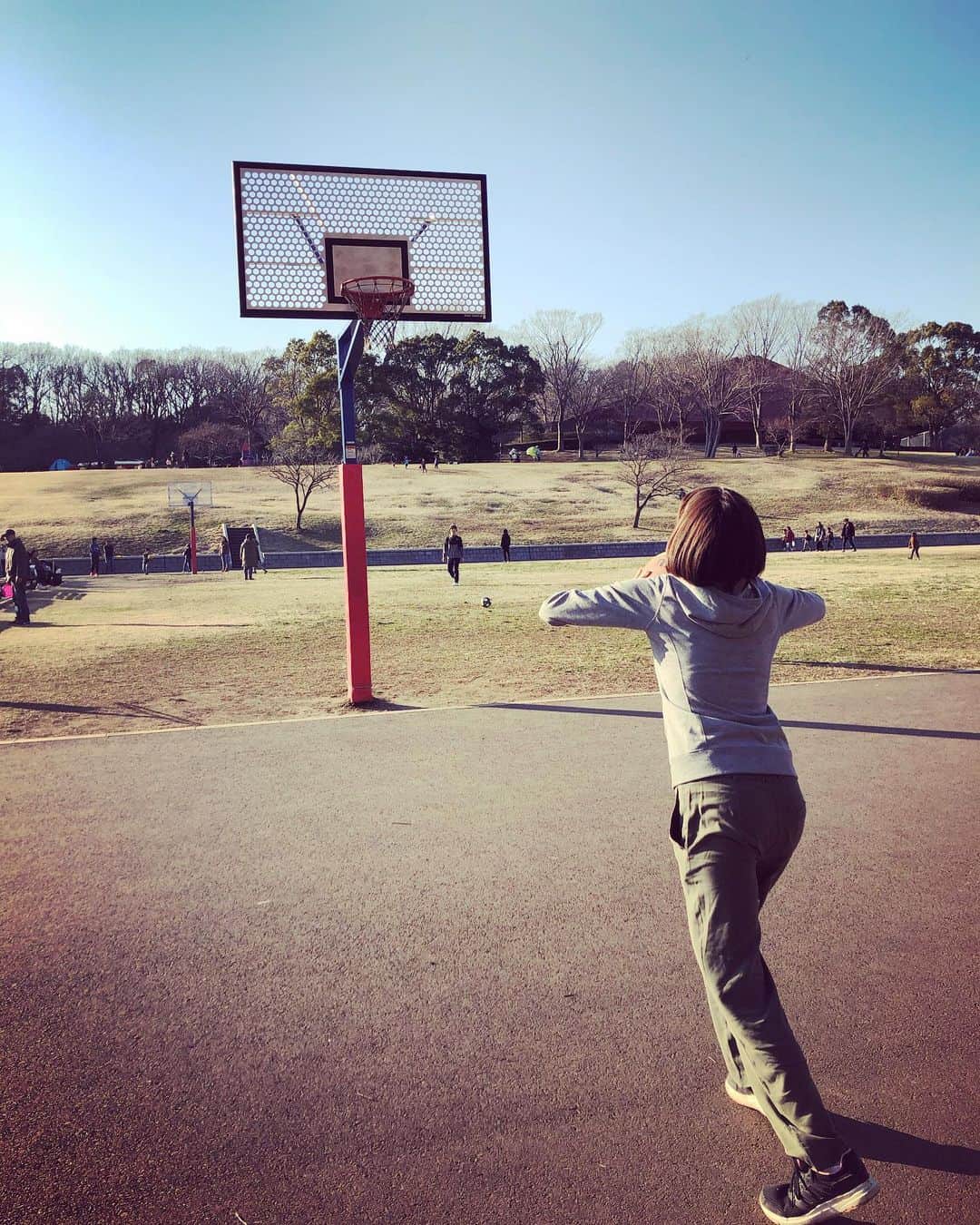 釈由美子さんのインスタグラム写真 - (釈由美子Instagram)「今日の始球式🏀のために こどもの国で練習したんです。  一応、これでも、、 #やみれん」2月15日 21時36分 - yumikoshaku