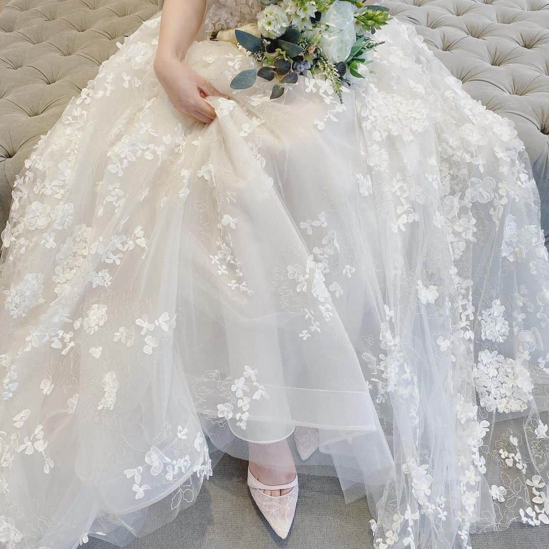 wedding dress 岐阜・名古屋のインスタグラム：「* New in ! @markingrambride より 新作ドレスのご紹介です✴︎ * 軽やかなチュールに 舞うように散りばめられた 3Dのフラワーモチーフが うっとりするほど美しい1着。 * 爪先までこだわった あなたらしいコーディネートで 幸福に包まれた特別な日を もっと素敵にもっと美しく… * 是非店頭でお手にとってご覧下さい🕊  #silverhangers  #weddingdress #thetreatdressing  #シルバーハンガーズ  #ウェディングドレス #ウエディングドレス」