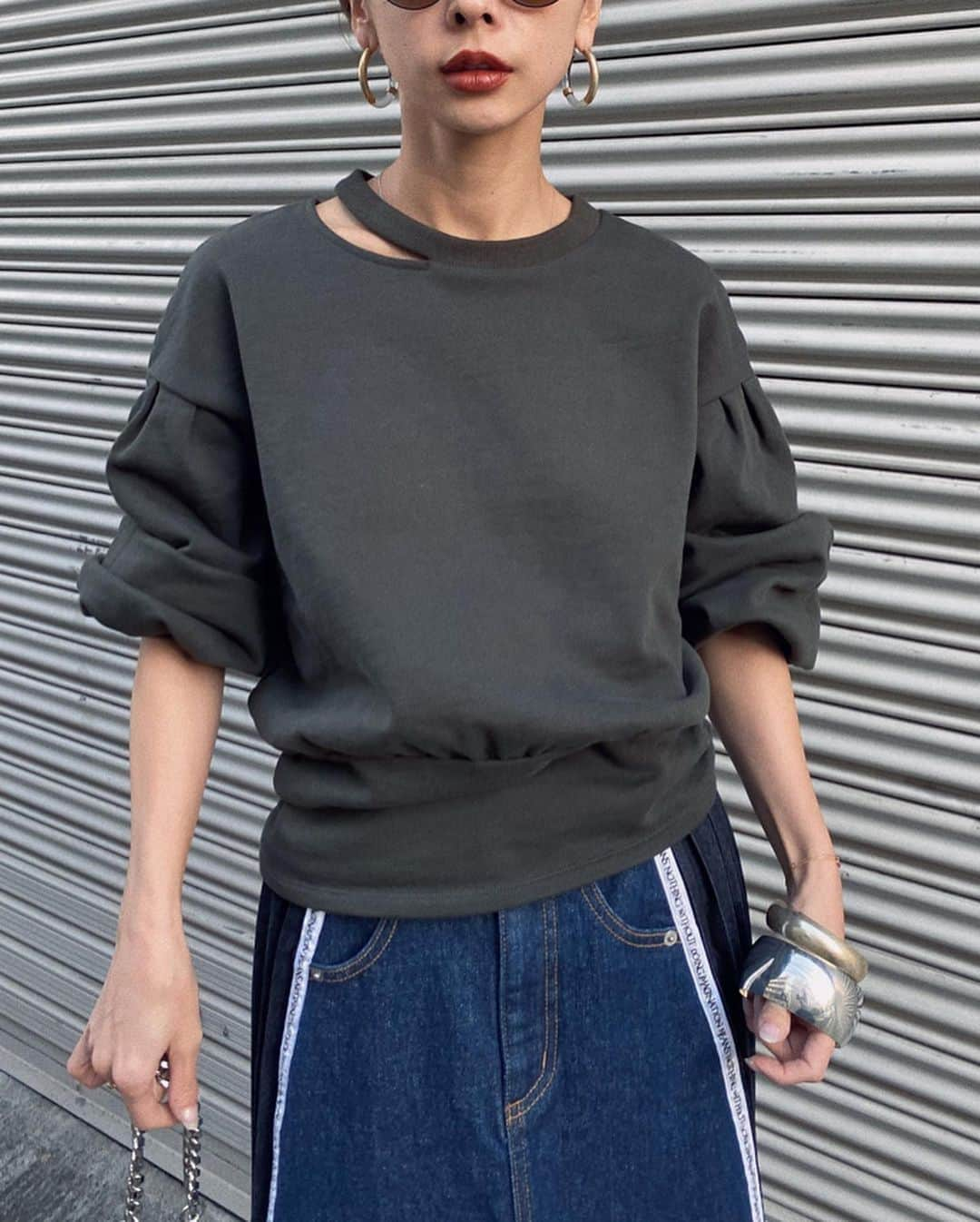 黒石奈央子さんのインスタグラム写真 - (黒石奈央子Instagram)「あめりふく。 . . . LADY WAIST PLEATS SWEAT ¥13000+tax 2/18 SIDE PLEATS DENIM SK ¥18500 3/10 シュルダーのカットが可愛いスウェットトップスと、チャップリンロゴテープを叩いたプリーツデニム！ . .  @ameri_shinjuku @amerivintage @ameri_daikanyama @ameri.shinsaibashi #ameri#amerivintage #fashion #vintagefashion #coordinate#ootd#outfit#osanposnap #705_outfit #大人ファッション #大人コーディネート #大人スタイル #modestyle #modefashion#modecasual」2月15日 21時39分 - blackstone705