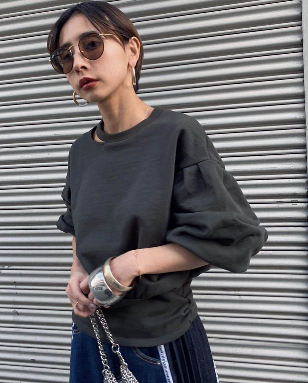 黒石奈央子さんのインスタグラム写真 - (黒石奈央子Instagram)「あめりふく。 . . . LADY WAIST PLEATS SWEAT ¥13000+tax 2/18 SIDE PLEATS DENIM SK ¥18500 3/10 シュルダーのカットが可愛いスウェットトップスと、チャップリンロゴテープを叩いたプリーツデニム！ . .  @ameri_shinjuku @amerivintage @ameri_daikanyama @ameri.shinsaibashi #ameri#amerivintage #fashion #vintagefashion #coordinate#ootd#outfit#osanposnap #705_outfit #大人ファッション #大人コーディネート #大人スタイル #modestyle #modefashion#modecasual」2月15日 21時39分 - blackstone705