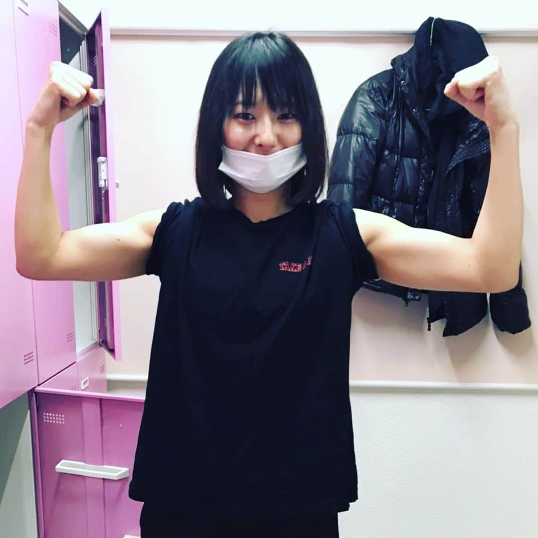 小田島沙知（かぎしっぽ）さんのインスタグラム写真 - (小田島沙知（かぎしっぽ）Instagram)「ムキムキー！！ がーひー女子プロレスラーみたいだなw 筋肉女子は好きですか？ #かぎしっぽさち #がーひー #ボクシング女子 #筋肉女子 #鍛えてる #何を目指しているか #自分でもわからない #ムキムキ女子 #好きですか？」2月15日 21時42分 - kagisippo_sachi