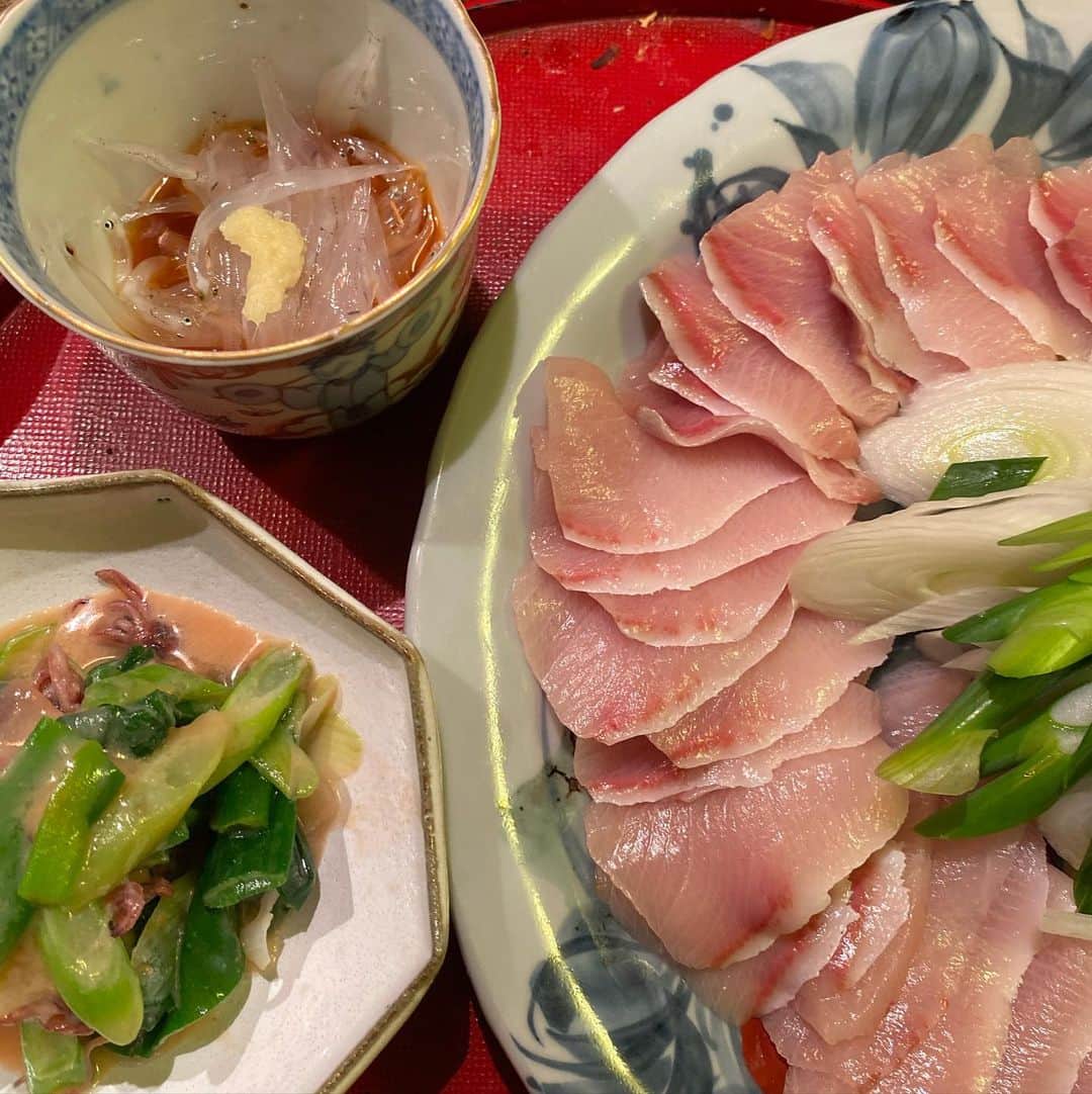 軍地彩弓さんのインスタグラム写真 - (軍地彩弓Instagram)「今日のごはん。 生け〆の鰤ねは柵を買ってきて、 薄造りにして、鰤しゃぶに。 京都でモンタさんからいただいた白味噌で蛍烏賊と九条葱のぬた和え、白魚ポン酢。 春と冬の間の献立。 美味しかったあ。  #軍地めし  #今日のごはん #japanesefood」2月15日 21時48分 - sayumi7