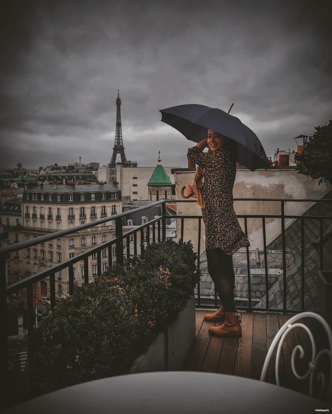 nathparisのインスタグラム：「PARIS BY NIGHT ... .  I spent Sunday night in this superb hotel in Paris.  It’s always a magical moment to discover new places in this beautiful city, with an extraordinary view of the Eiffel Tower.  I want to spend all my nights here 😊 I also tasted the menu of the restaurant "Les Confidences" created by Chef Romain Leydier who offers a light and tasty menu.  A great address to discover! ✨  Have a nice weekend !@sanregisparis #lesconfidences」