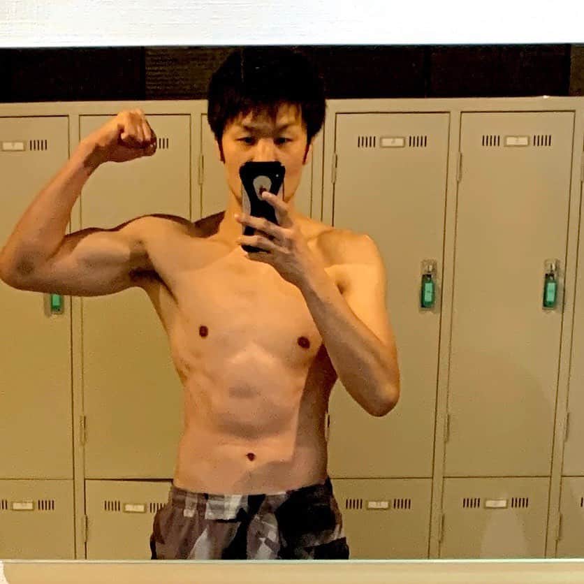 佐藤嘉洋さんのインスタグラム写真 - (佐藤嘉洋Instagram)「‪キックボクシングと自重トレーニングのみで、まあまあイイ身体は作れます。‬ ‪腕は現役のときよりも太くなったかな。‬ . ‪体重は現役のときの通常体重と同じ76〜78kgをキープ。‬ ‪下回ったら飯を多めに、上回ったら飯を減らす。‬ . ‪筋肉ごと落としていた現役時代に比べたら、体重をキープするくらいは楽勝です。‬ . #キックボクシング #佐藤嘉洋 #JKF」2月15日 22時02分 - yoshihirosato1981