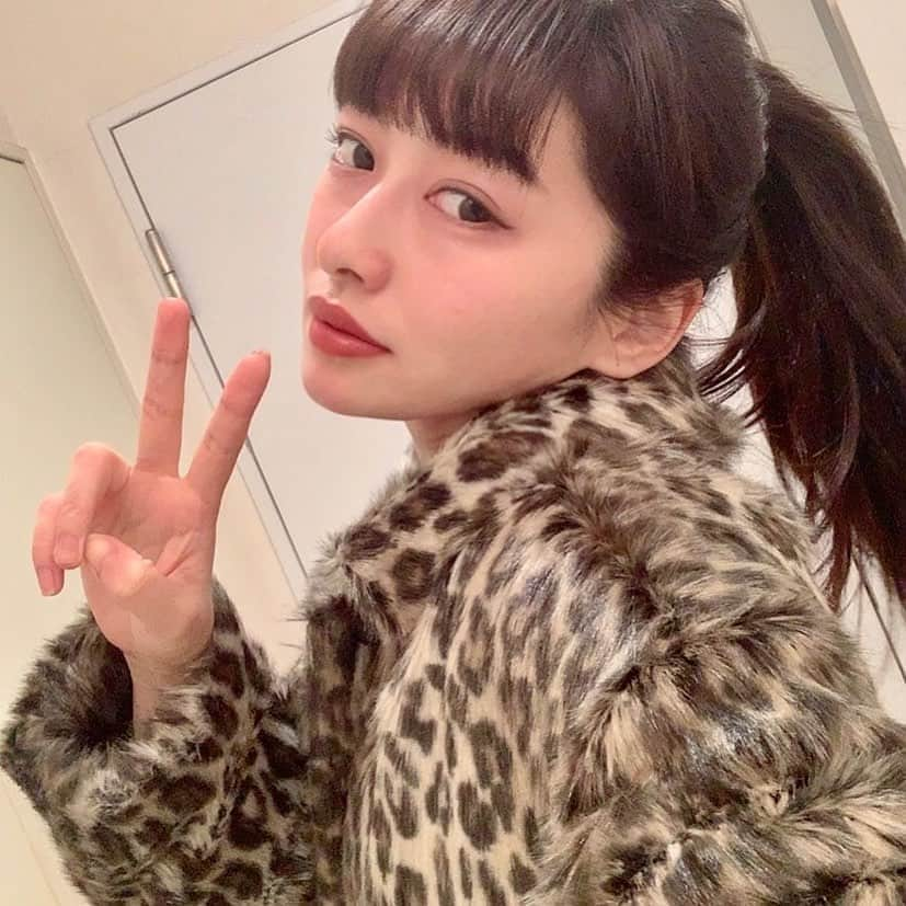 細田彩花のインスタグラム：「👱🏻‍♀️🐆✌️ . . いつも着てるお洋服より、0が1つ多い😂✌️ . . #ルシアンペラフィネ  #lucienpellatfinet  #ポニーテール #コート #豹柄 #ヒョウ柄コート #fashion #follow」