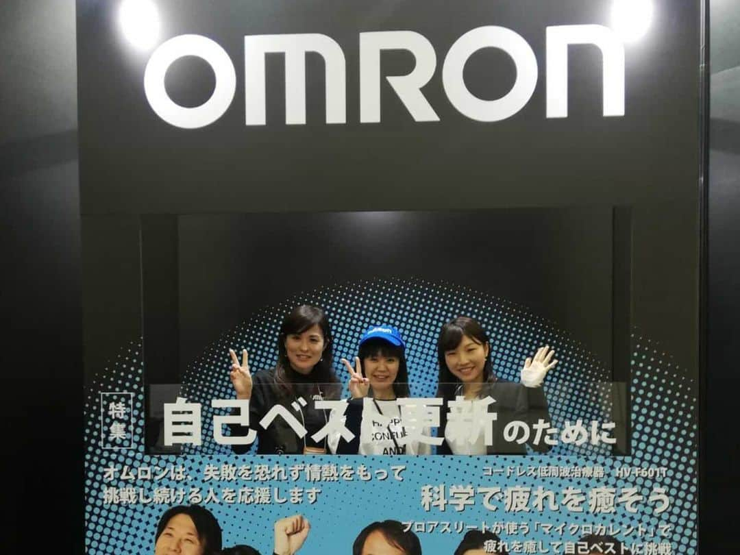 川原ちかよさんのインスタグラム写真 - (川原ちかよInstagram)「TEAM OMRON！﻿ 京都マラソン2020のおこしやす広場のOMRONブースにお邪魔！﻿ 2012年の第1回大会から、﻿ OMRONさんにお世話になっているので、﻿ チームOMRONの一員と言う気持ち！﻿ 9年目の今年は、新たな素敵女子、﻿ 西口さん&中井さんと一緒に！﻿ 2日間、ありがとうございました！﻿ ﻿ OMRONは、今年もAEDも提供。﻿ 400メートルおきに設置されています。﻿ 沿道で応援される皆さんもAEDの場所、﻿ 確認しておいてくださいね。﻿ ﻿ あと、この低周波治療器、マジでよくて、﻿ 実際に試された方も、﻿ 「足が軽くなった！」と﻿ 喜んでおられました。  #京都マラソン2020 #OMRON #オムロン」2月15日 22時04分 - chikayo_baby