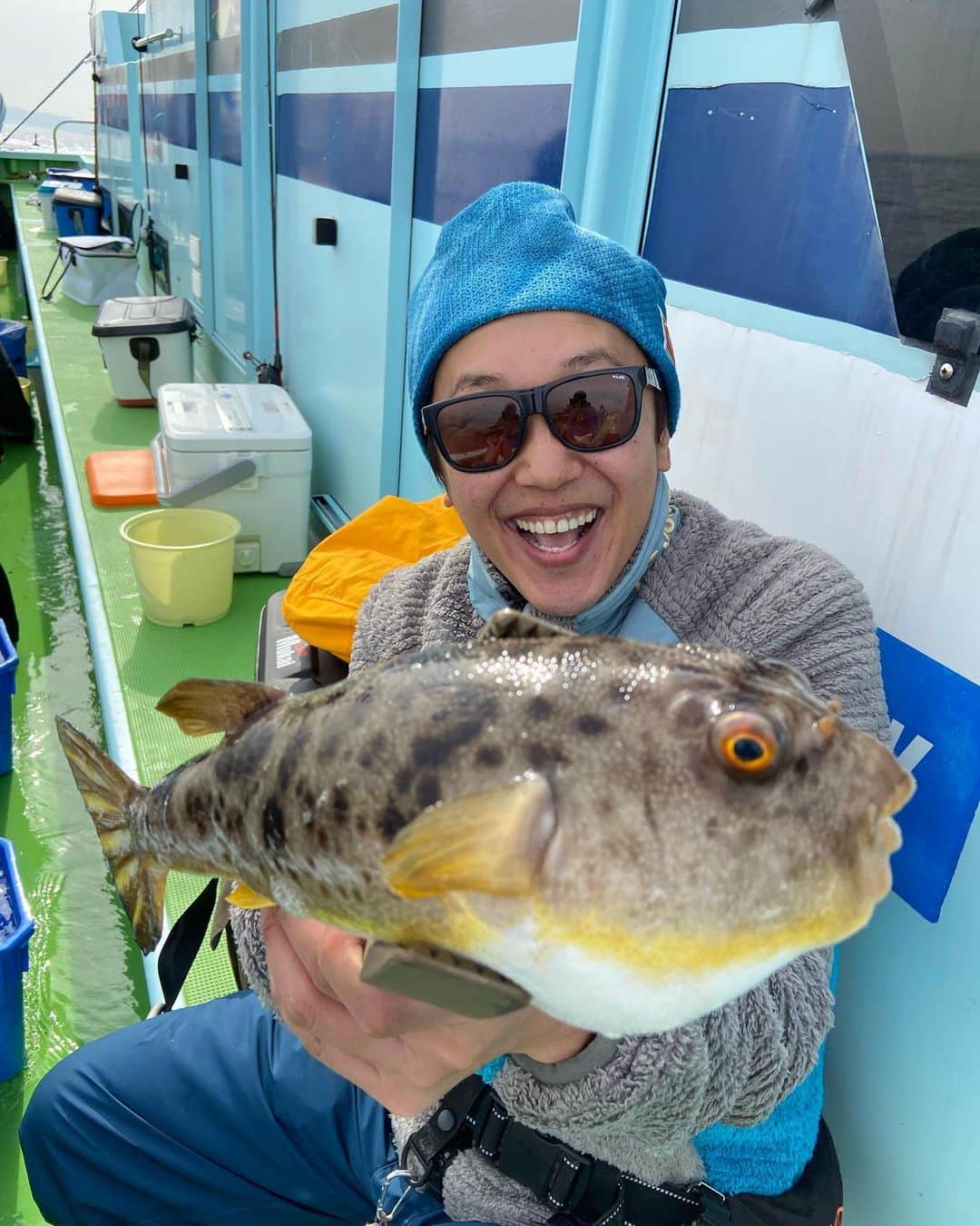 金子貴俊のインスタグラム：「#本日は初めての湾フグ釣り挑戦！ #神宮司治　氏ととある支配人と3人で(^^) #先日のカワハギリベンジの思いから #カワハギロッドをゲット #湾フグでも使えると言うことで #いざ出陣 #カワハギロッドで初めて釣ったのは大きなエイ #折れるんじゃないかとドキドキのファイト #なんとか海面まで釣り上げる(^^) #本命はその後4匹ゲット #湾フグ楽しかったー  #釣り#釣り好き#フィッシング #smith#ムカイフィッシング#フィンチ #fin_ch#fishing#angler#fishinglife #fishingfan#湾フグ#アウトドア#outdoor #outdoorlife #nature」