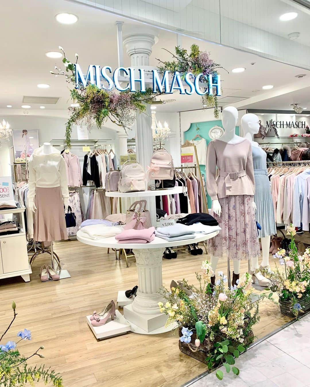 こままりえさんのインスタグラム写真 - (こままりえInstagram)「✴︎ MISCH MASCH💐 . ルミネエスト新宿のミッシュマッシュが とっても華やかで写真映え📷💐 お店にいるだけで幸せな気分になりました😍 . @mischmasch_official の得意な春💐 やっぱり最強に可愛かったです😭✨ . 特にレース素材のワンピースやパンツが すごく可愛かったのが印象的✨ 他にもくすみカラーやパステルカラーが 春服っぽくって好きでした✨✨ . フラワーデザイナー @tommmy.aya さんが手掛けた 素敵すぎるフラワーディスプレイと ミッシュのお洋服のコラボが最高に可愛い空間💕 あー春が待ち遠しい😍😍 . #MISCHMASCH #ミッシュマッシュ #ミッシュ2020ss  #ファッション #展示会 #春物 #春服 #春夏 #春コーデ #2020春夏 #2020ss #fashion #coordinate #ootd #outfit #code  #mamacode #152cm #まりえコーデ #コーディネート #コーデ #ママコーデ #ママファッション #きれいめコーデ #大人可愛い #フラワーデザイナー #フラワーディスプレイ #花のある幸せ時間 #新宿 #ルミネエスト新宿」2月15日 22時10分 - komamarie