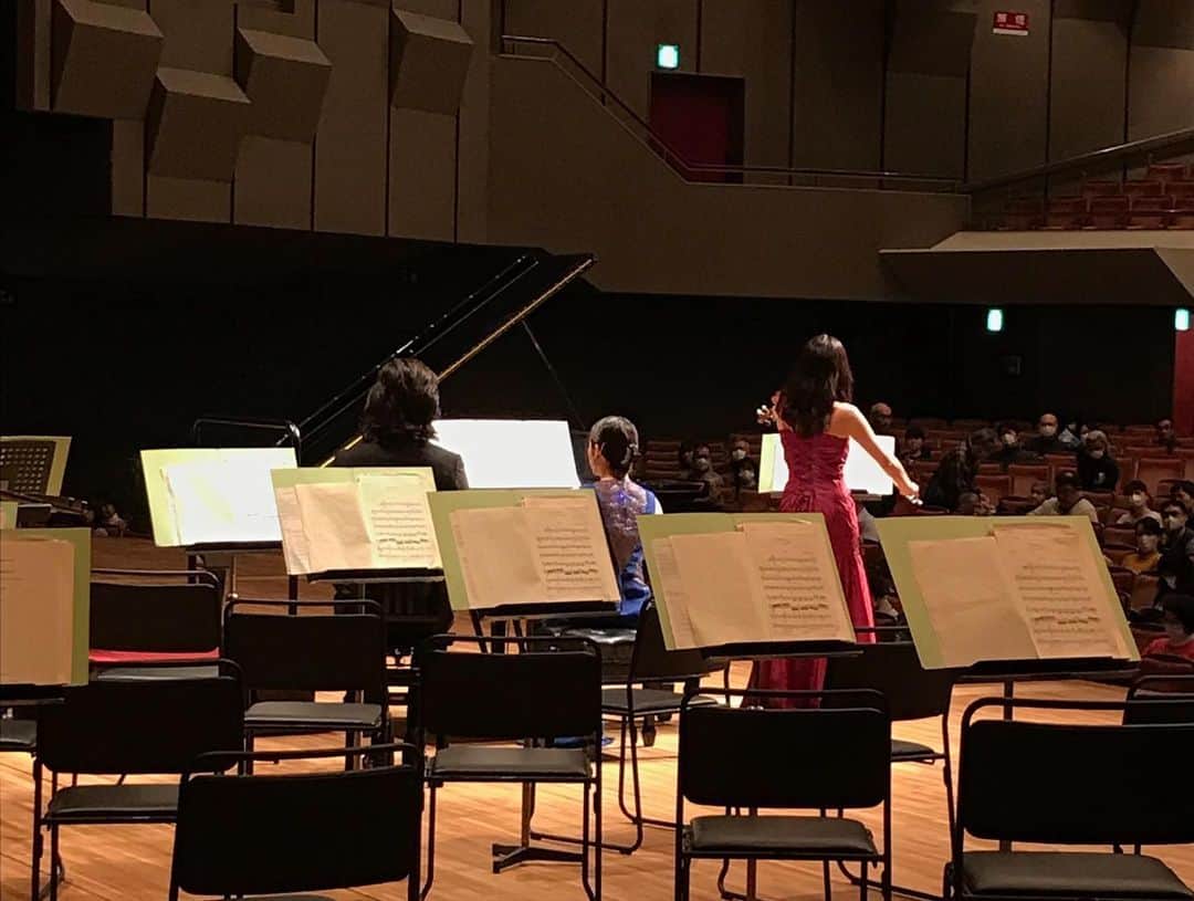 長富彩さんのインスタグラム写真 - (長富彩Instagram)「本日、神奈川県民ホールにて、神奈川フィルハーモニー管弦楽団の皆さまと現田茂夫マエストロと皇帝、そしてずっとお会いしたかったバイオリニスト奥村愛さんとスプリングソナタ演奏させていただきました。お越しくださいました皆さまありがとうございました。 今この年齢になって奏でる皇帝は、ベートーヴェンの偉大なる作品という高い壁を意識することを忘れていて、2016年にあらためて訪れ向き合ったベートーヴェンの暮らしていた街、空気、香りが私の中から溢れてきてベートーヴェンと会話が出来たかのような幸せな時間でした。 素晴らしいオーケストラの音色、一体感に思い切り気持ちを委ねられました。楽しかった！ もちろん、ピアノはタカギクラヴィアの高木社長が私の相棒ルイス君を連れてきてくださいました。音が思うままに鳴る！高木社長、最後までありがとうございました。 奥村愛さんのロマンス、そしてスプリングソナタ、素晴らしく共演出来て嬉しかったです。  スプリングソナタでは崎谷コンマスがなぜか譜めくりストに笑…  崎谷くんが出てきた瞬間、会場がザワザワしたような🤣  崎谷くんとはウェールズと私でクインテット、デュオ等で何度か共演あり、初めて今回コンマスとソリストとして演奏出来て嬉しかったです。  そして、茂木大輔さんとの　のだめシリーズで何度か舞台ご一緒したオーボエのサランちゃんもいて、嬉しかった！  今日は幸せに浸って、また明日から次に向けてがんばろう。」2月15日 22時14分 - nagatomiaya