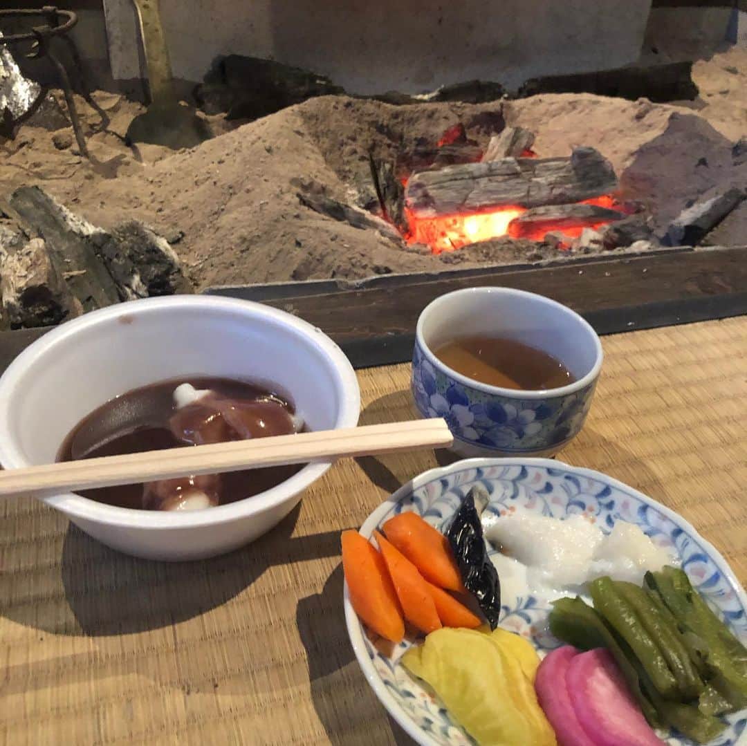 山神明理さんのインスタグラム写真 - (山神明理Instagram)「秋田県で講演させて頂きました^ ^お越しくださった皆様、本当にありがとうございました❗️ そして、講演後は初めてのかまくらに大感激でした🥺✨ 今年は雪が少ないですが、今月に入ってようやく積雪が増え、かまくらを作ることができたと、地元の方も喜んでいました❄️ 食べ物もお酒も本当に美味しくて、人も良い方ばかり✨大好きな場所になりました😊 #横手の雪まつり  #雄物川民家苑木戸五郎兵衛村  #かまくら」2月15日 22時23分 - akari_yamagami