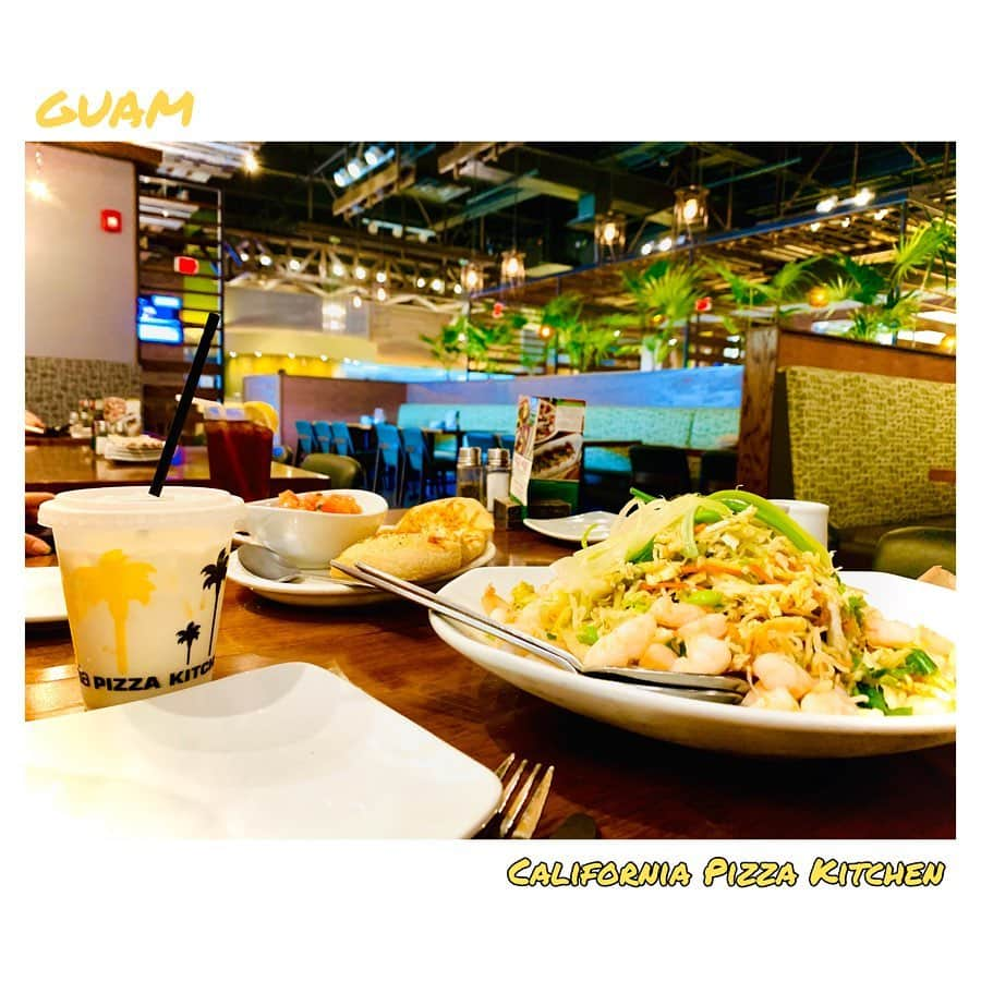 肥野竜也さんのインスタグラム写真 - (肥野竜也Instagram)「【GUAM】﻿ ﻿ 家族で行った「AtoZinGUAM」グアムロケの模様🌈﻿ ﻿ 最終日の自由行動時のランチ〜﻿ ﻿ 日本にもあるけど…またまた大好きなレストランシリーズ🍽﻿ 「California Pizza Kitchen」✨﻿ ここの「ミソシュリンプサラダ」は本当美味しい😆⤴︎⤴︎﻿ ﻿ 色々メニューが揃っているので、グアム旅行でレストランに困ったら「KPC」に行けば間違いなし!!﻿ 困らなくても是非行って欲しい🤣w﻿ DFS近くに移転して更に便利になりましたよ〜﻿ ﻿ ミソシュリンプサラダ…食べたくなって来た😱✨﻿ 本当ヘルシーで美味しいんだよな〜﻿ ﻿ #肥野WORK﻿ #肥野ファミリー﻿ #グアム好き﻿ #家族旅行﻿ #グアム旅行﻿ #guam﻿ #グアム﻿ #AtoZinGUAM﻿ #PR﻿ #instaguam﻿ #ohmyguam﻿ #guamazing﻿ #CaliforniaPizzaKitchen﻿ #カリフォルニアピザキッチン﻿ #ミソシュリンプサラダ﻿ ﻿ @visitguam_jp﻿」2月15日 22時19分 - tatsuya_hino