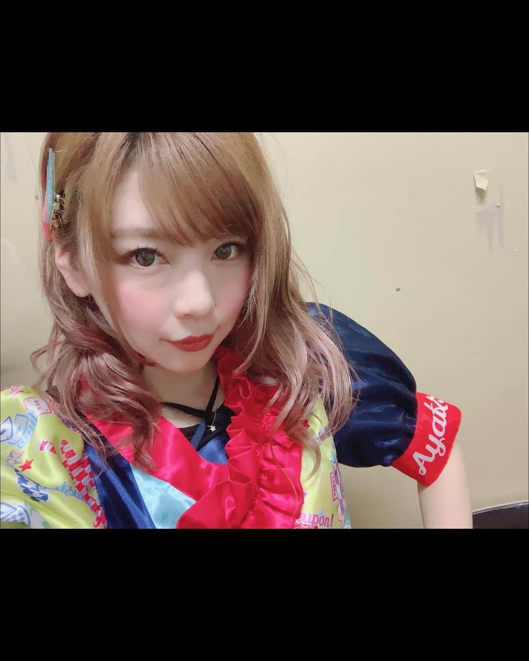 のインスタグラム：「...ZAZA HOUSE . . . トップシークレットさん主催の まさじ寄席きてくださった皆様 ありがとうございました！！ . 1日遅れのバレンタイン チョコをたくさん出すマジックしました 梱包されてる一つ一つに文字書いたけど 投げるのもアレだったので ガバッと文字入りチョコ同じ女の人に渡しましたww . 受け取ってくれて ありがとうございます😭 . . #japan #道頓堀　#イベント　#live #チョコ配布　#あやつるぽん  #magic」