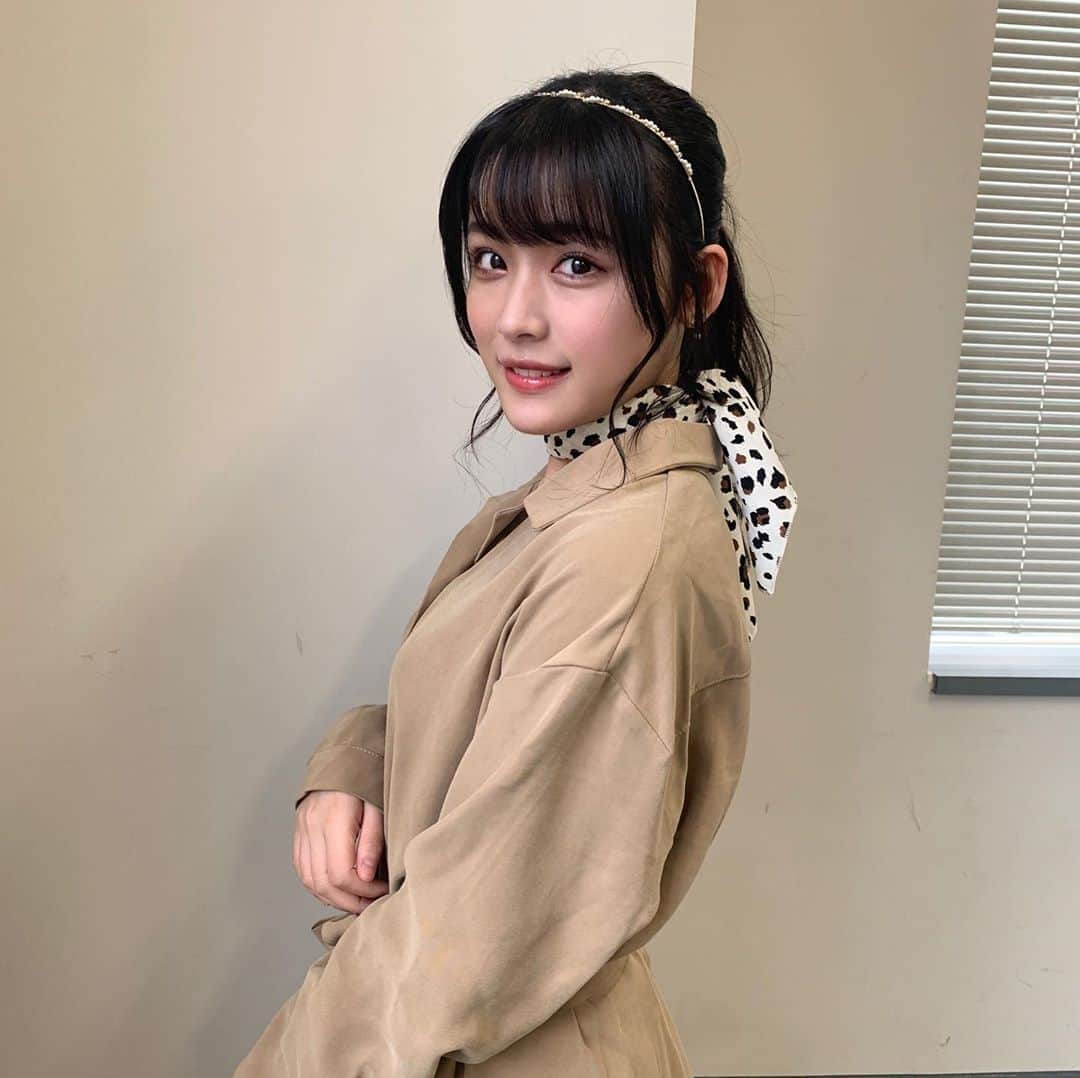 卯余野陽菜乃さんのインスタグラム写真 - (卯余野陽菜乃Instagram)「今日の服！ ワンピースだよサイドにスリットが入ってて可愛いの！ . . . #韓国ファッション#hotping#ベージュコーデ#スカーフ#カチューシャ#アップヘア#ワンピース」2月15日 22時26分 - yuna_mochida