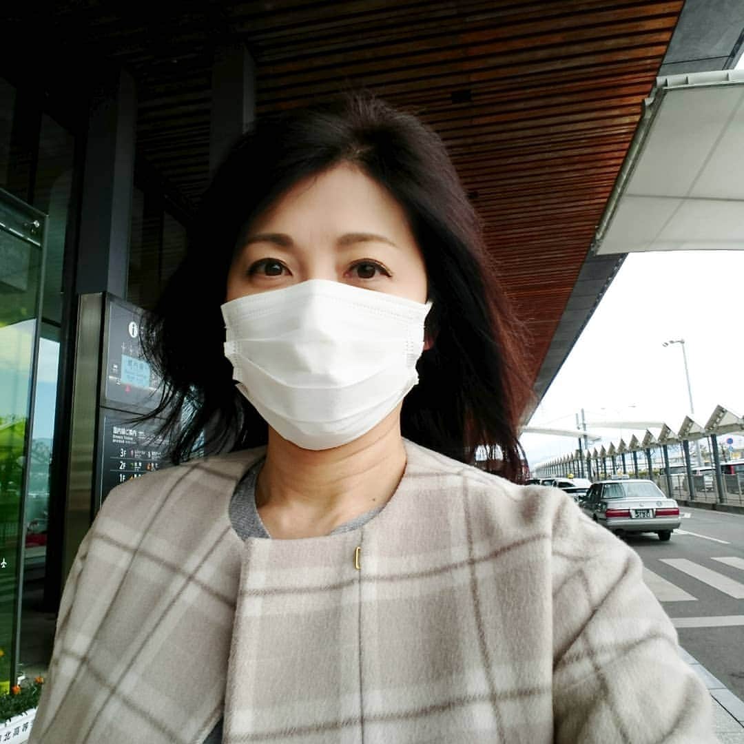 中田有紀さんのインスタグラム写真 - (中田有紀Instagram)「久しぶりに遠方でお仕事🛫 スタジオの仕事が多いのでロケ嬉しい😊✨ 空港はマスクをつけている人が多かったです。 私も風邪&花粉予防😷 皆さんもお気をつけくださいね💞 #地方ロケ #とある空港 #どこだかわかるかな #またお知らせします #マスク女」2月15日 22時37分 - akinakada0508
