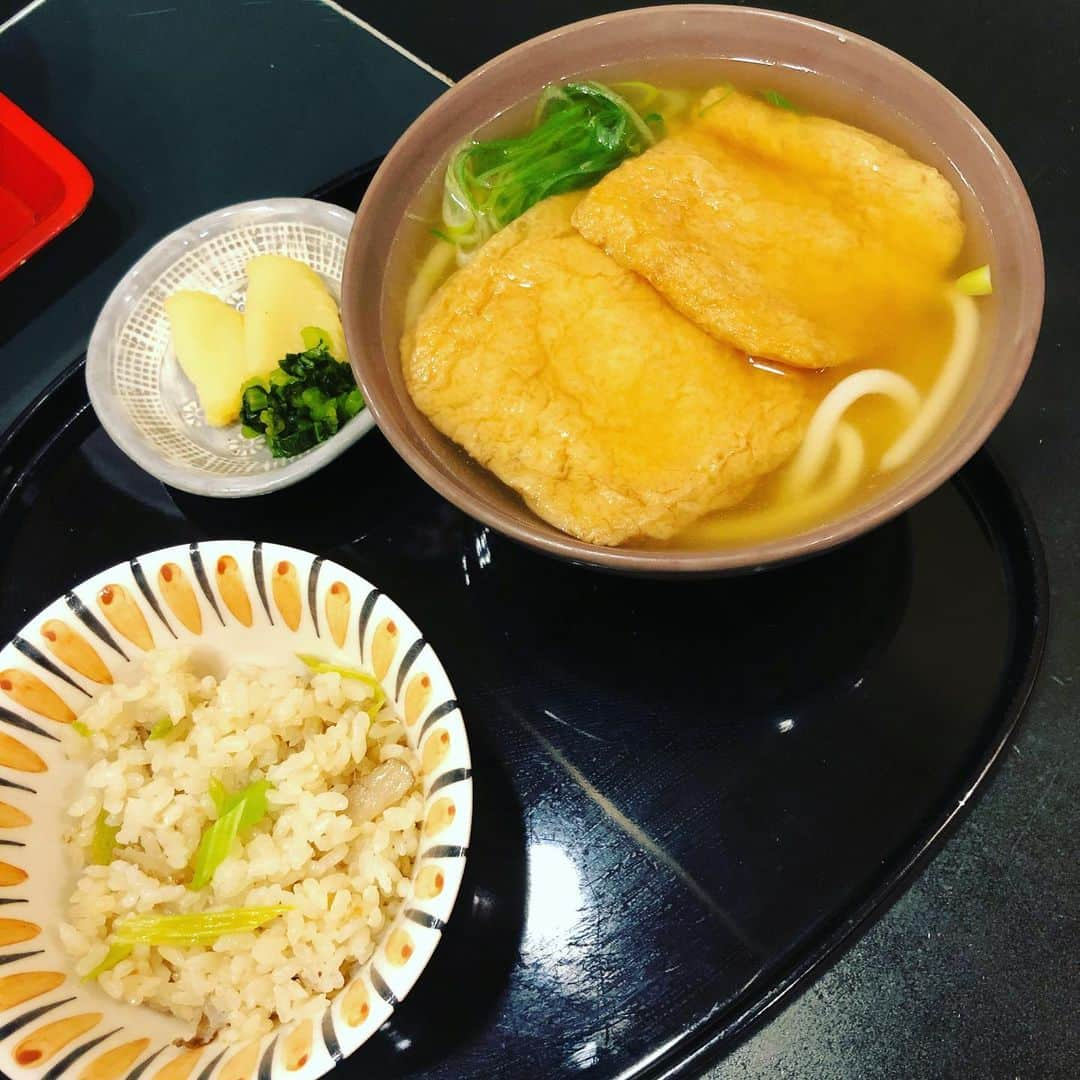 田中えみさんのインスタグラム写真 - (田中えみInstagram)「久々の残しませんシリーズ。 たまに暴食すんですが、今日は凄かった。美味しすぎて、まだまだ食べられそうだった！笑 . 大阪の今井というおうどん屋さん。 きつねうどんと若ごほうごはんとれんこんの揚げ出しそば。 お出汁が透明で薄味なのに、コクがある。美味しすぎて、汁まで残さず食べました。  #フォトジェニックドゥ #アンフォトジェニック #photogeniced #unphotogenic #美味しい #今井 #大阪グルメ #道頓堀グルメ #今井本店 #大阪 #うどん #そば #フォトジェニックド #imagine #想像して #フォトジェニックだった #写真のためにと残しません #最後まで食べました #残さず食べる」2月15日 22時42分 - emiitanakaa