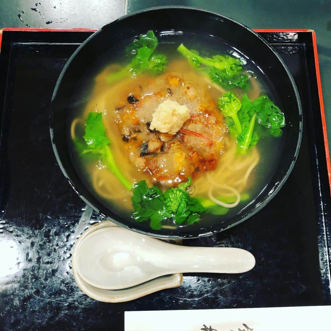 田中えみさんのインスタグラム写真 - (田中えみInstagram)「久々の残しませんシリーズ。 たまに暴食すんですが、今日は凄かった。美味しすぎて、まだまだ食べられそうだった！笑 . 大阪の今井というおうどん屋さん。 きつねうどんと若ごほうごはんとれんこんの揚げ出しそば。 お出汁が透明で薄味なのに、コクがある。美味しすぎて、汁まで残さず食べました。  #フォトジェニックドゥ #アンフォトジェニック #photogeniced #unphotogenic #美味しい #今井 #大阪グルメ #道頓堀グルメ #今井本店 #大阪 #うどん #そば #フォトジェニックド #imagine #想像して #フォトジェニックだった #写真のためにと残しません #最後まで食べました #残さず食べる」2月15日 22時42分 - emiitanakaa