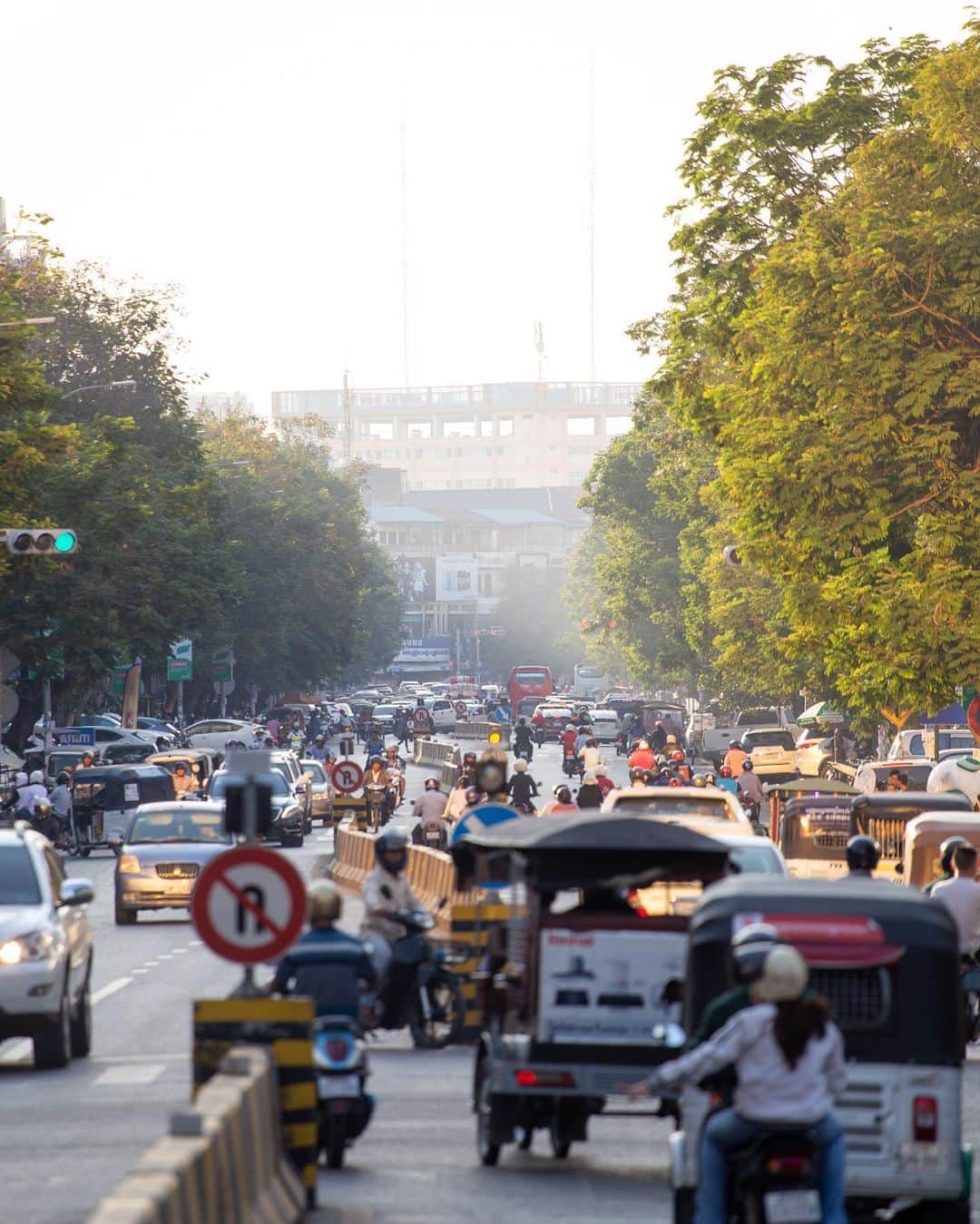 Shunsuke Miyatakeのインスタグラム：「Haze of dried Phnom Penh」
