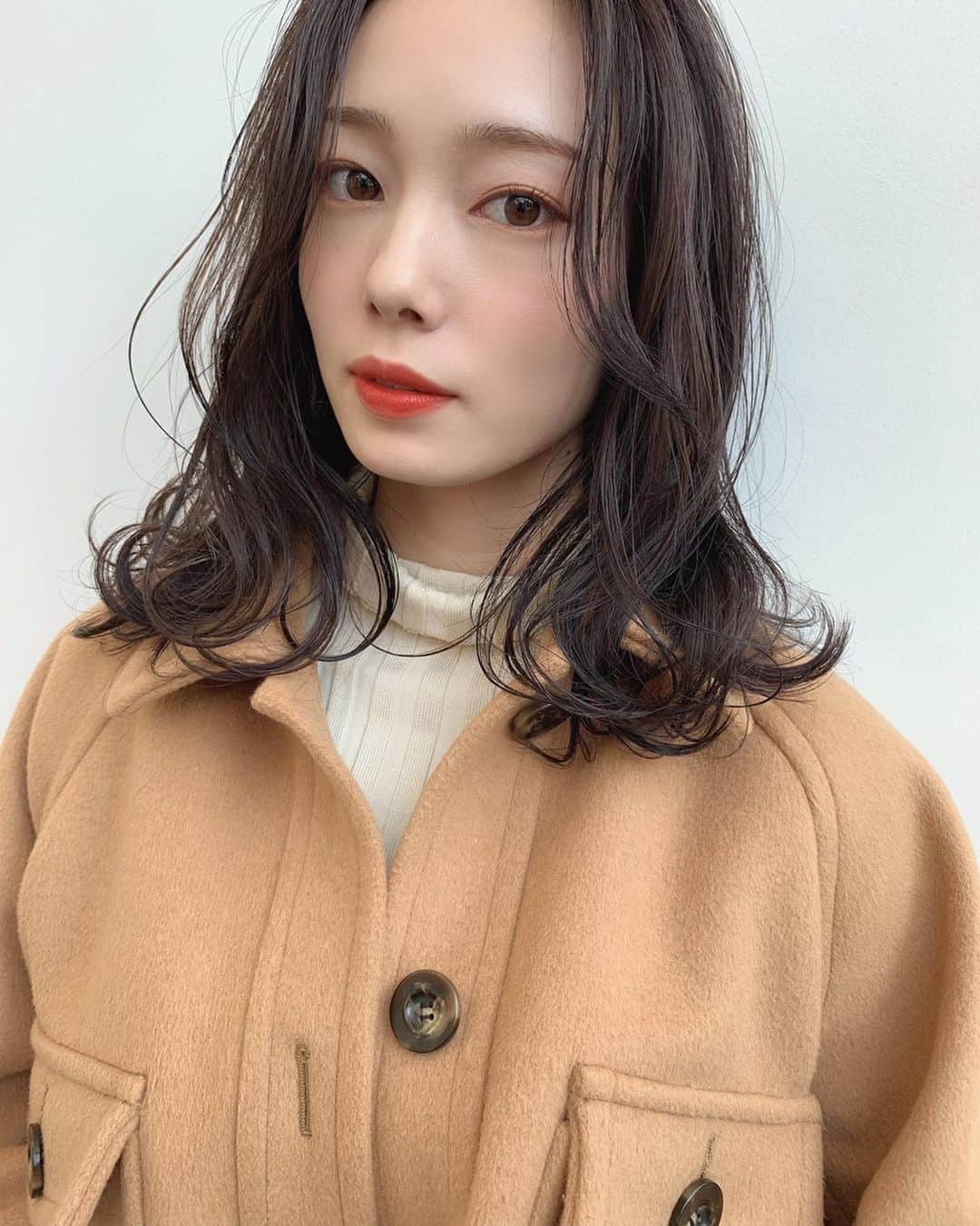 新原愛加のインスタグラム：「. 今回はビターベージュにしました❤︎ 抜けてきてもキレイなカラーみたいです‼︎ 小山さんいつもありがとう☺️ #urealm @koyama_k_u_realm」