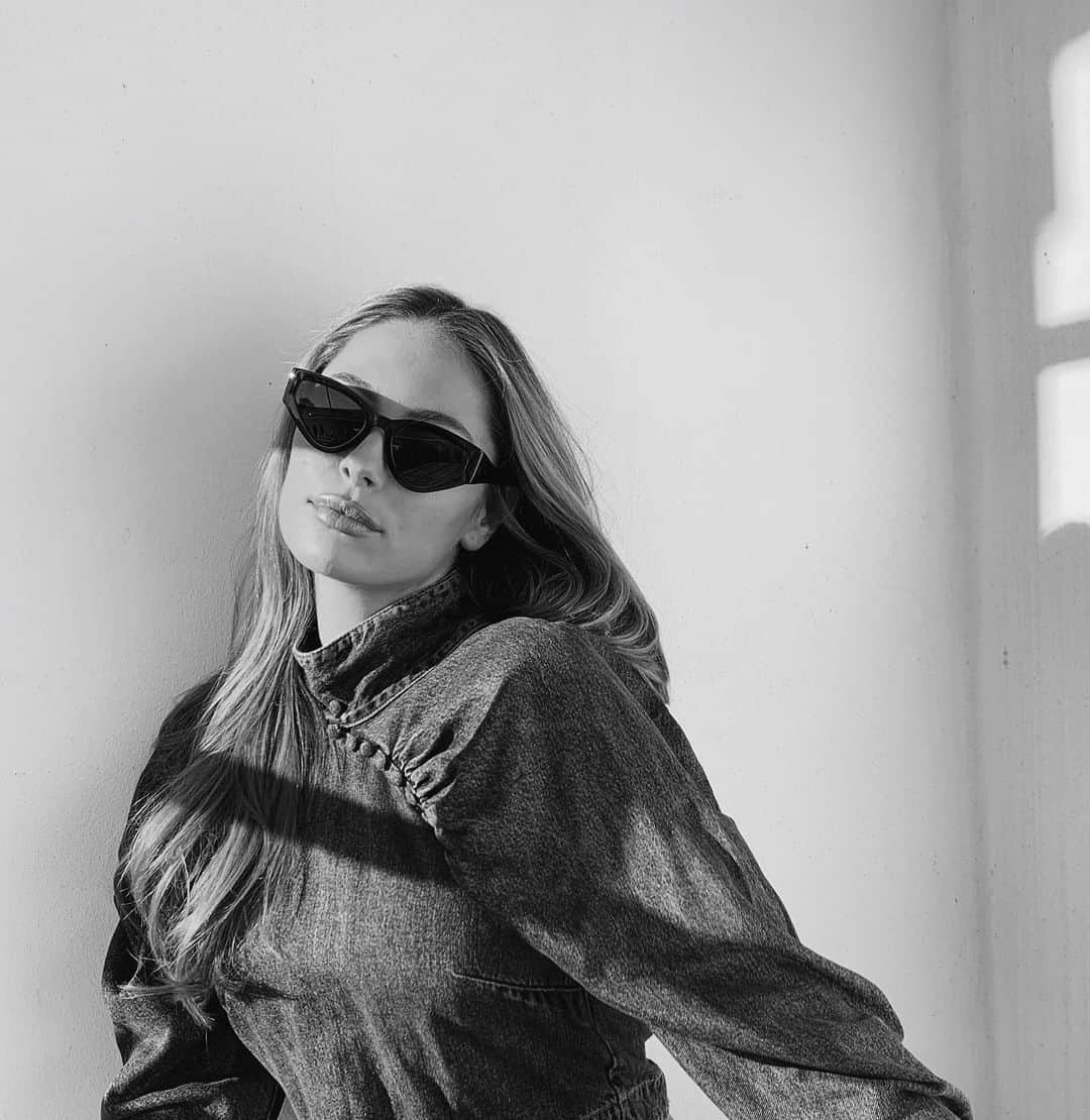 Mathilde Goehlerのインスタグラム：「Reklame.. I’ve been charging 🕶」