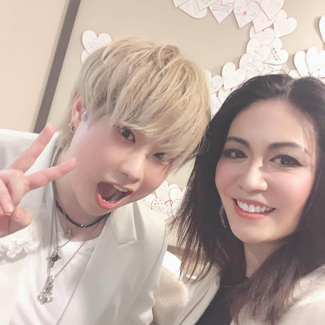 悠未ひろさんのインスタグラム写真 - (悠未ひろInstagram)「ホストちゃんの大阪公演のゲストとして、めちゃくちゃ楽しい時間をいただきました✨ お客様もただのピザ屋のアルバイトなのに、温かくて、ありがとうございました！ホストちゃんってやっぱいい‼️って思いながら、東京へ帰ってます！写真を載せていきます〜🤳✨ 感謝✨✨✨ 愛する弟、湊人の海里❤️ いよいよ本当の姉弟な感覚です。とっても可愛いくて、お姉ちゃんはずっと応援します‼️昨日、海里と広大くんと焼肉を食べて、本日良い声が出ました〜✊️🎤 お馴染みの茶々、哀、トップスター大好き🥰 派手彦ちゃんはこの度初めて魅力を知りました🤣  情事、瑞月ちゃん、豪太、蜜柑ちゃん みんな本当に魅力的✨ また共演できて嬉しかったです❤️ 口説きがそれぞれが個性的で、袖で爆笑してました🤣 出番以外も本当に楽しかったー‼️ レジェンドホストの松岡充さん✨ 他の舞台も拝見していて、ホストちゃんも遠くから観させて頂いていたのですが、お話しさせてもらって凄く素敵なお優しい方で、少しですが関わらせて頂き、感激でした🥰 甘王さんと写真撮れなかったのが心残りですが、又会えると信じて… 残りの公演の無事を祈ってます✨🍊🍊 #私のホストちゃん #松風ちひろ #ピザ屋のバイト #演出の #村上大樹さん❤︎ #ご指導の元 #三浦海里 くん#吉田広大 くん#米原幸佑 くん#上野貴博 くん#杉江優篤 くん#森田桐矢 くん#釣本南 くん#藤戸佑飛 くん#レジェンド #松岡充 さん」2月15日 22時49分 - hiroyuumitomo