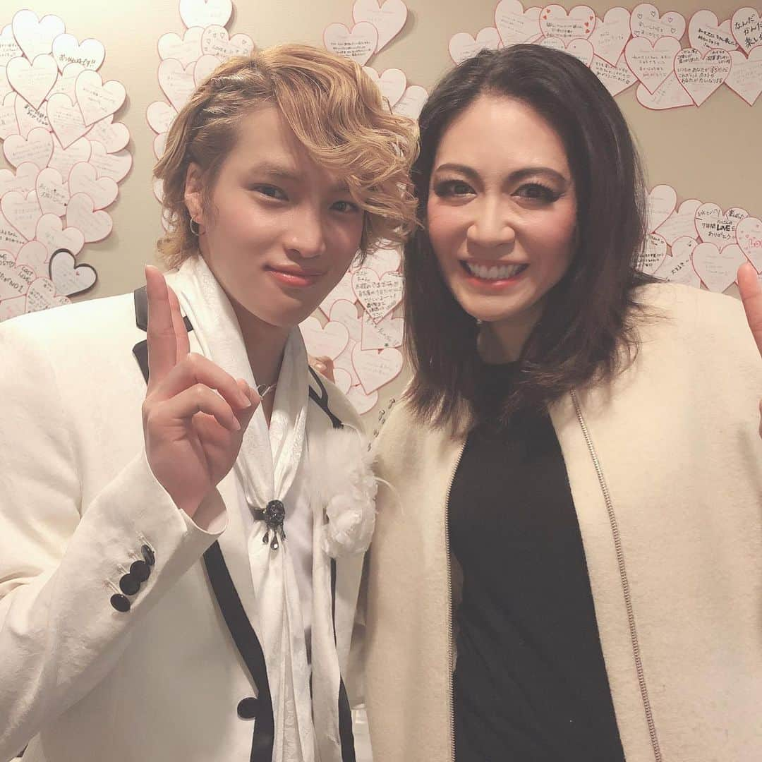 悠未ひろさんのインスタグラム写真 - (悠未ひろInstagram)「ホストちゃんの大阪公演のゲストとして、めちゃくちゃ楽しい時間をいただきました✨ お客様もただのピザ屋のアルバイトなのに、温かくて、ありがとうございました！ホストちゃんってやっぱいい‼️って思いながら、東京へ帰ってます！写真を載せていきます〜🤳✨ 感謝✨✨✨ 愛する弟、湊人の海里❤️ いよいよ本当の姉弟な感覚です。とっても可愛いくて、お姉ちゃんはずっと応援します‼️昨日、海里と広大くんと焼肉を食べて、本日良い声が出ました〜✊️🎤 お馴染みの茶々、哀、トップスター大好き🥰 派手彦ちゃんはこの度初めて魅力を知りました🤣  情事、瑞月ちゃん、豪太、蜜柑ちゃん みんな本当に魅力的✨ また共演できて嬉しかったです❤️ 口説きがそれぞれが個性的で、袖で爆笑してました🤣 出番以外も本当に楽しかったー‼️ レジェンドホストの松岡充さん✨ 他の舞台も拝見していて、ホストちゃんも遠くから観させて頂いていたのですが、お話しさせてもらって凄く素敵なお優しい方で、少しですが関わらせて頂き、感激でした🥰 甘王さんと写真撮れなかったのが心残りですが、又会えると信じて… 残りの公演の無事を祈ってます✨🍊🍊 #私のホストちゃん #松風ちひろ #ピザ屋のバイト #演出の #村上大樹さん❤︎ #ご指導の元 #三浦海里 くん#吉田広大 くん#米原幸佑 くん#上野貴博 くん#杉江優篤 くん#森田桐矢 くん#釣本南 くん#藤戸佑飛 くん#レジェンド #松岡充 さん」2月15日 22時49分 - hiroyuumitomo