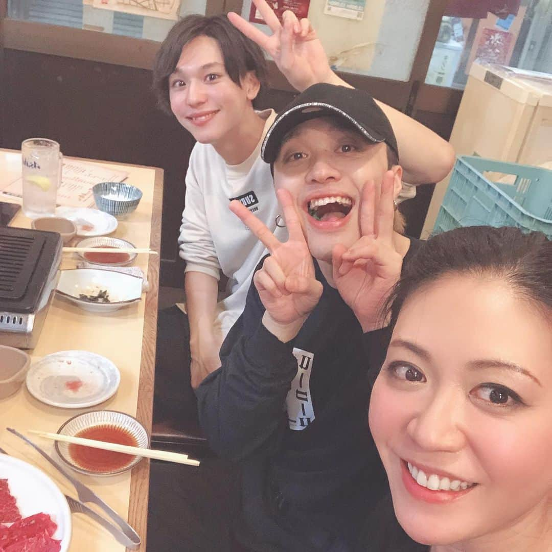 悠未ひろさんのインスタグラム写真 - (悠未ひろInstagram)「ホストちゃんの大阪公演のゲストとして、めちゃくちゃ楽しい時間をいただきました✨ お客様もただのピザ屋のアルバイトなのに、温かくて、ありがとうございました！ホストちゃんってやっぱいい‼️って思いながら、東京へ帰ってます！写真を載せていきます〜🤳✨ 感謝✨✨✨ 愛する弟、湊人の海里❤️ いよいよ本当の姉弟な感覚です。とっても可愛いくて、お姉ちゃんはずっと応援します‼️昨日、海里と広大くんと焼肉を食べて、本日良い声が出ました〜✊️🎤 お馴染みの茶々、哀、トップスター大好き🥰 派手彦ちゃんはこの度初めて魅力を知りました🤣  情事、瑞月ちゃん、豪太、蜜柑ちゃん みんな本当に魅力的✨ また共演できて嬉しかったです❤️ 口説きがそれぞれが個性的で、袖で爆笑してました🤣 出番以外も本当に楽しかったー‼️ レジェンドホストの松岡充さん✨ 他の舞台も拝見していて、ホストちゃんも遠くから観させて頂いていたのですが、お話しさせてもらって凄く素敵なお優しい方で、少しですが関わらせて頂き、感激でした🥰 甘王さんと写真撮れなかったのが心残りですが、又会えると信じて… 残りの公演の無事を祈ってます✨🍊🍊 #私のホストちゃん #松風ちひろ #ピザ屋のバイト #演出の #村上大樹さん❤︎ #ご指導の元 #三浦海里 くん#吉田広大 くん#米原幸佑 くん#上野貴博 くん#杉江優篤 くん#森田桐矢 くん#釣本南 くん#藤戸佑飛 くん#レジェンド #松岡充 さん」2月15日 22時49分 - hiroyuumitomo